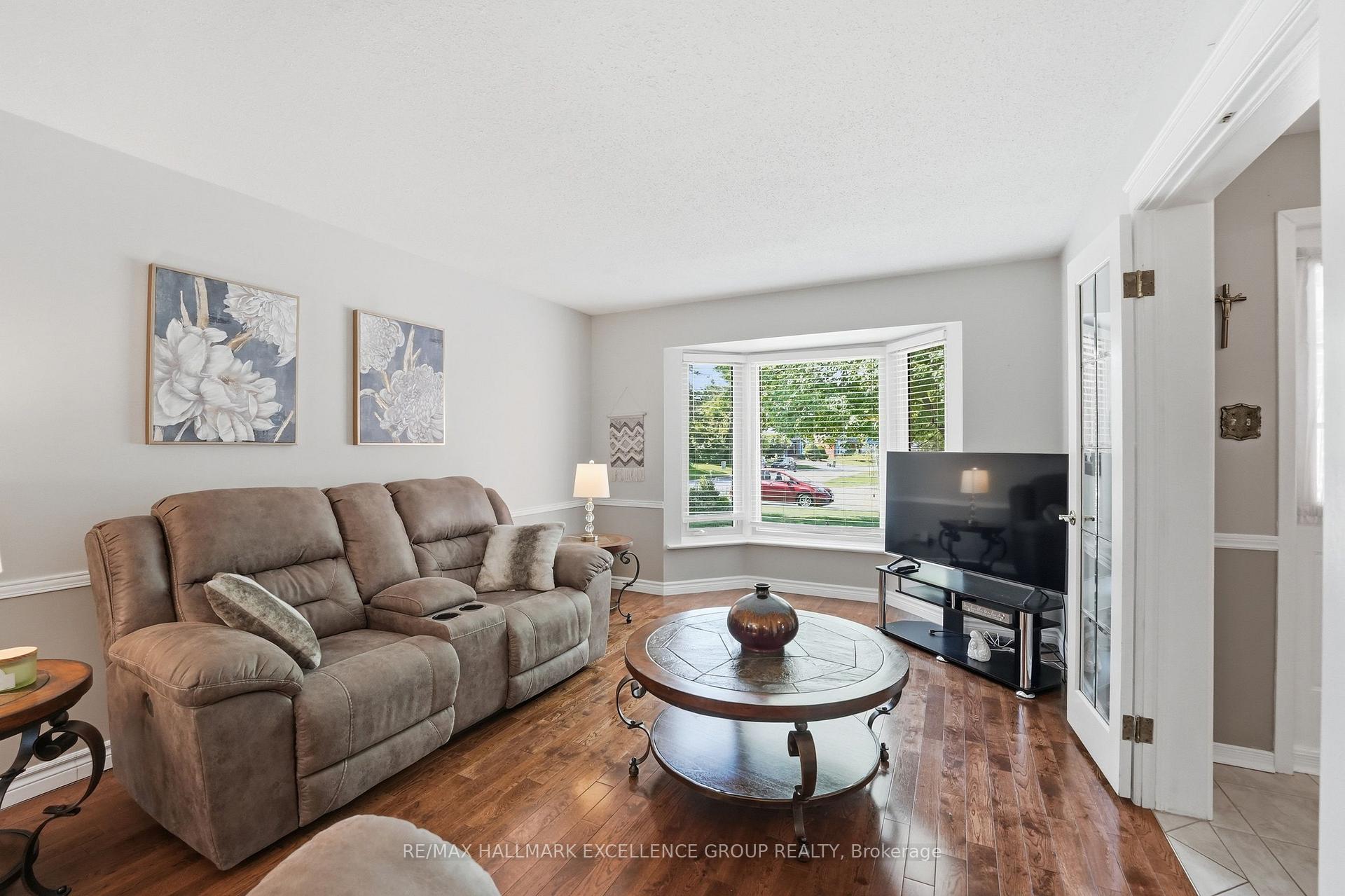 Photo 8 of 6126 Vineyard Drive, Ottawa, Convent Glen — HOMEH