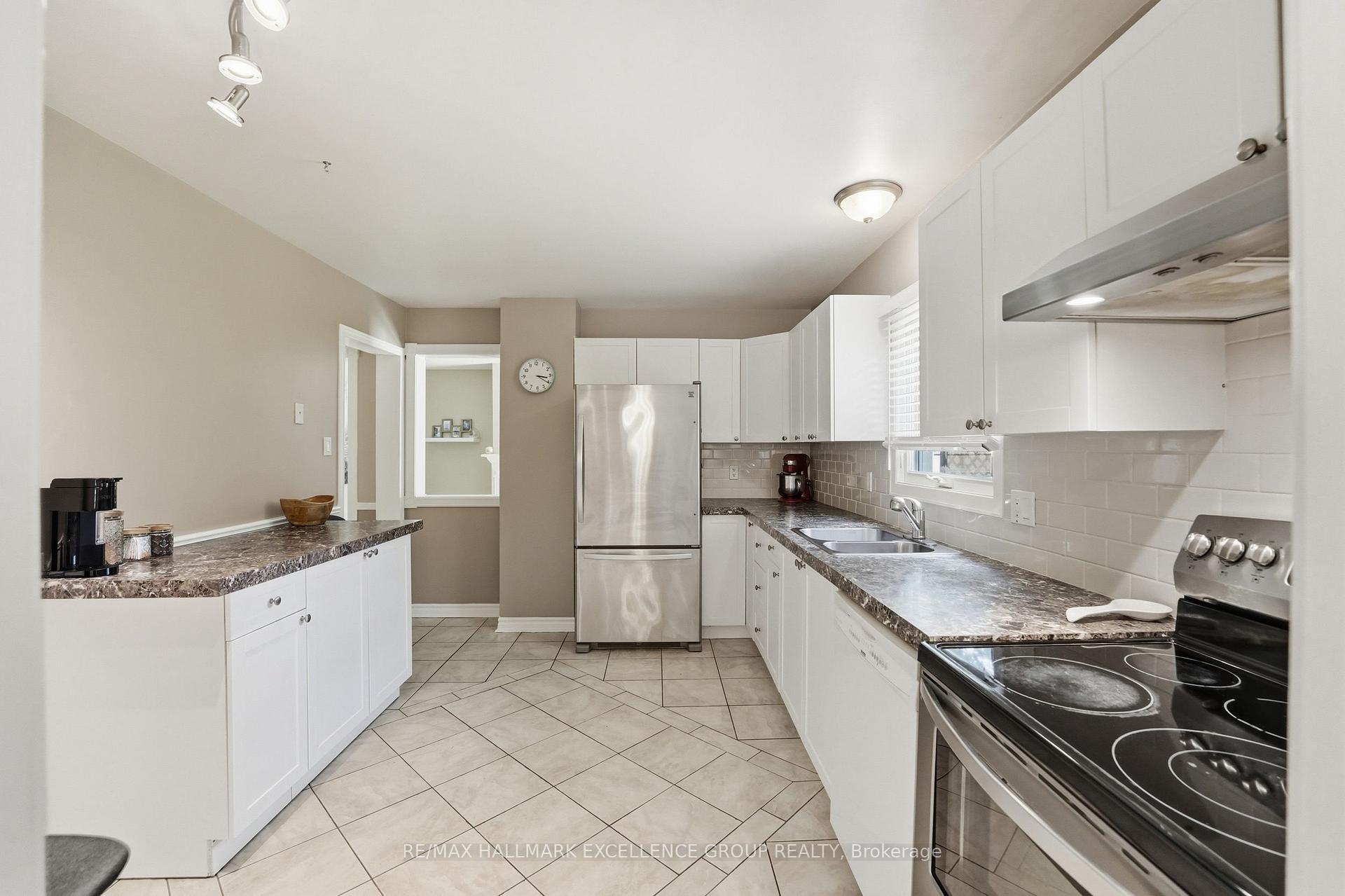 Photo 13 of 6126 Vineyard Drive, Ottawa, Convent Glen — HOMEH