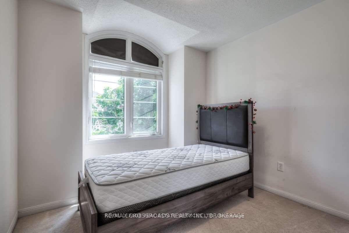 Photo 9 of 58 Howe Avenue, Scarborough, Clairlea-Birchmount — HOMEH
