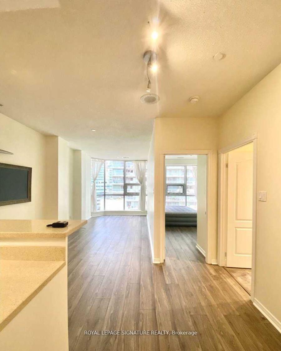 Front of Unit 903, 393 King Street W