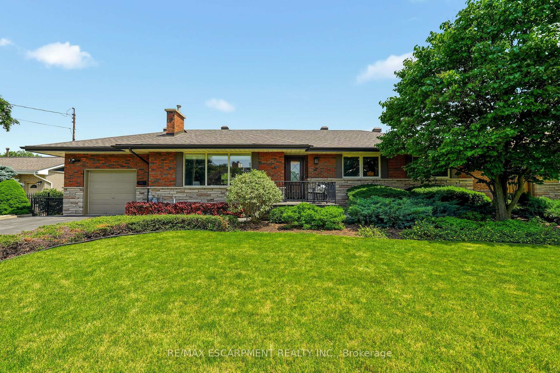Photo 1 of 27 Brentwood Drive, Hamilton, Stoney Creek — HOMEH