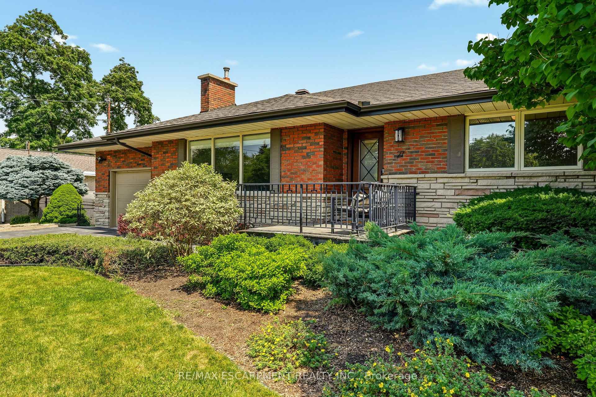 Photo 2 of 27 Brentwood Drive, Hamilton, Stoney Creek — HOMEH