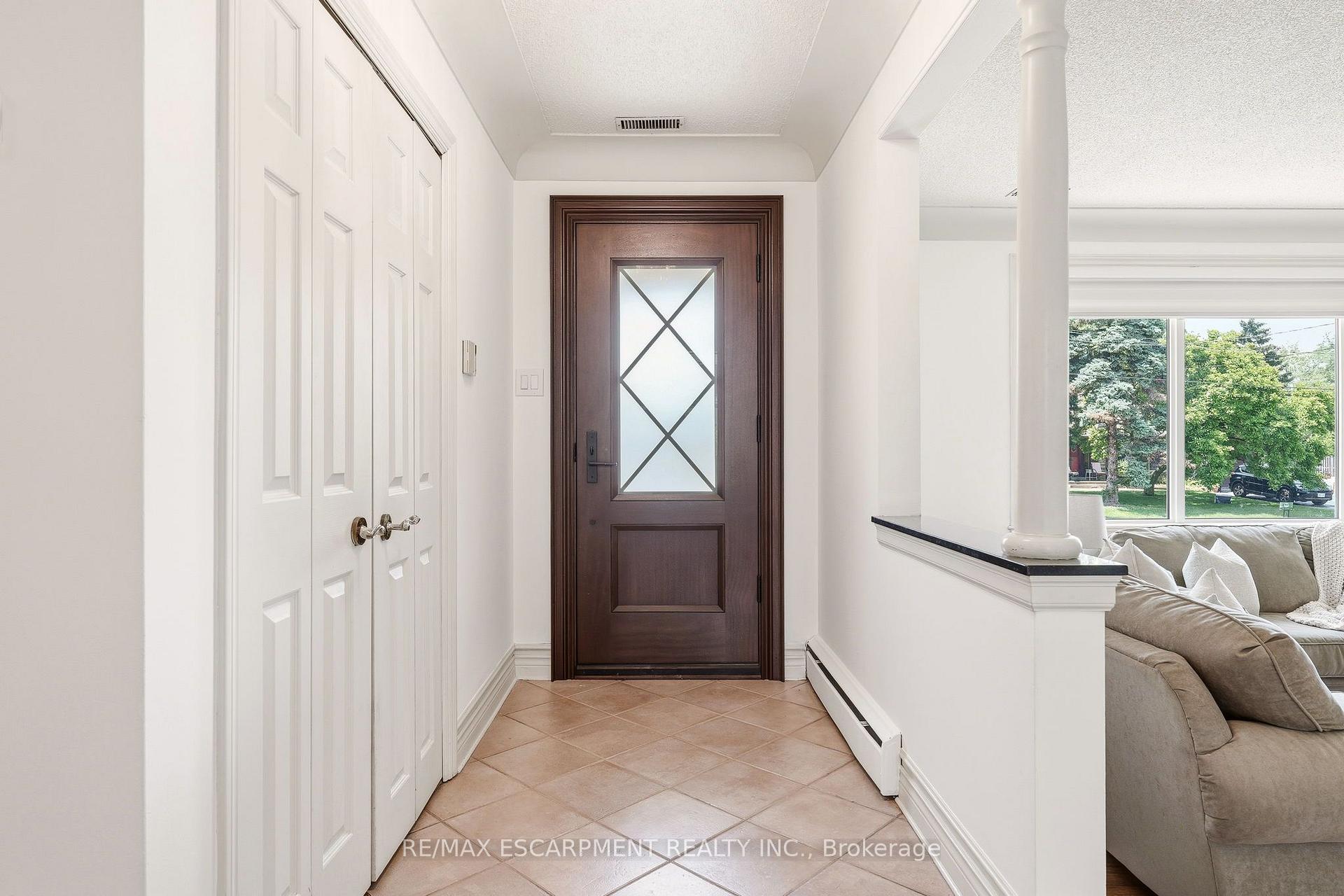 Photo 4 of 27 Brentwood Drive, Hamilton, Stoney Creek — HOMEH