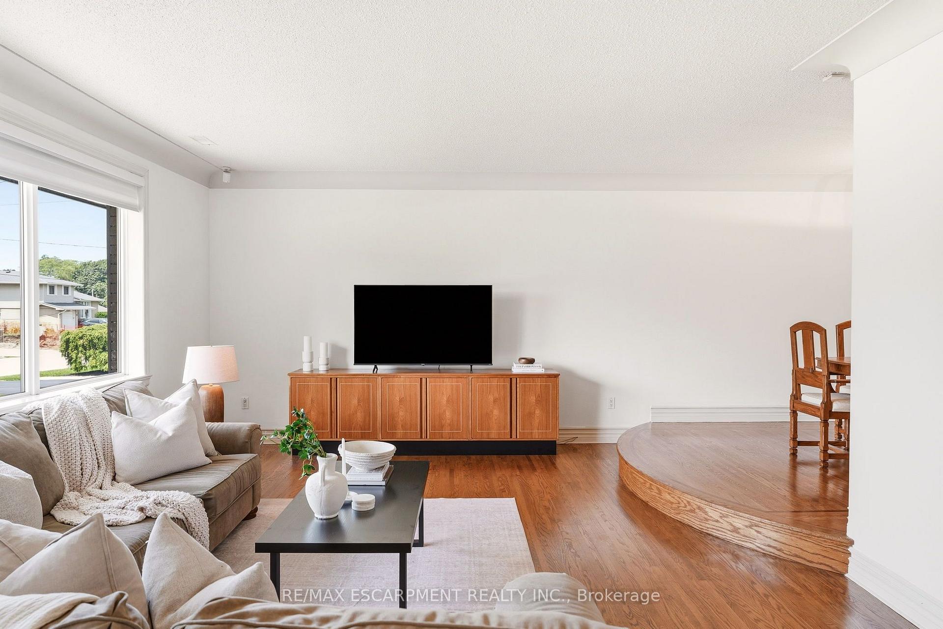 Photo 5 of 27 Brentwood Drive, Hamilton, Stoney Creek — HOMEH