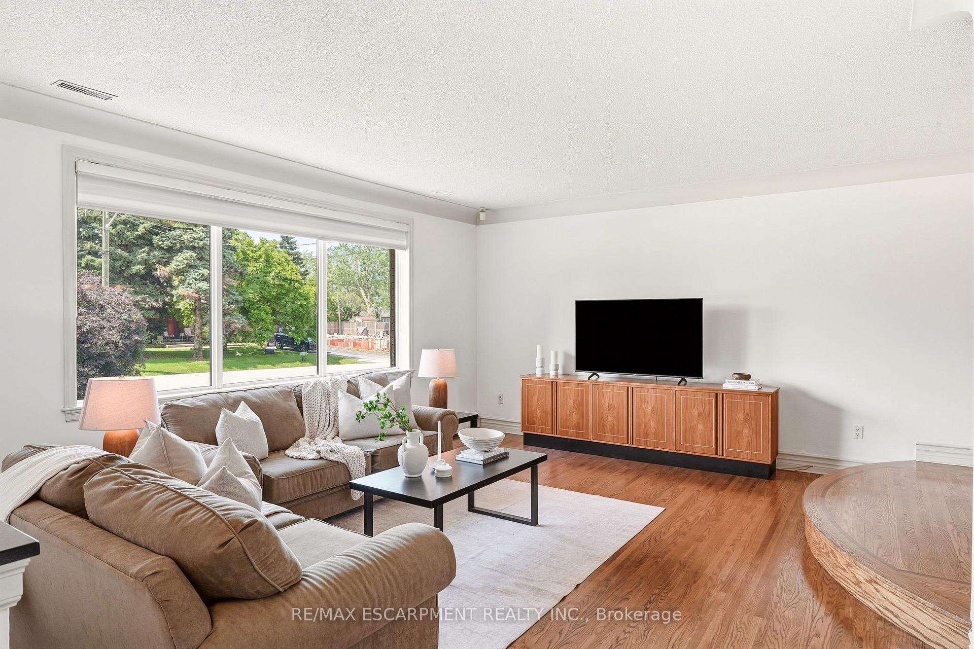 Photo 6 of 27 Brentwood Drive, Hamilton, Stoney Creek — HOMEH