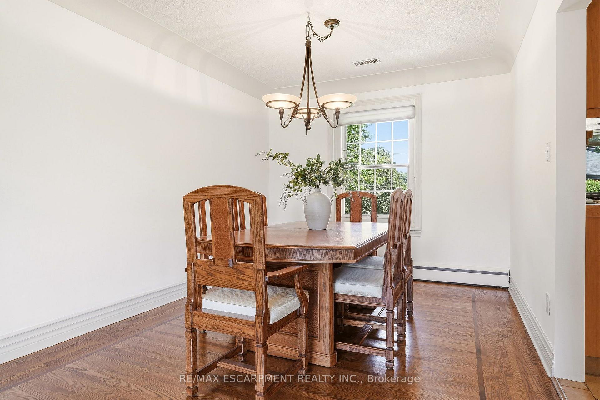 Photo 10 of 27 Brentwood Drive, Hamilton, Stoney Creek — HOMEH