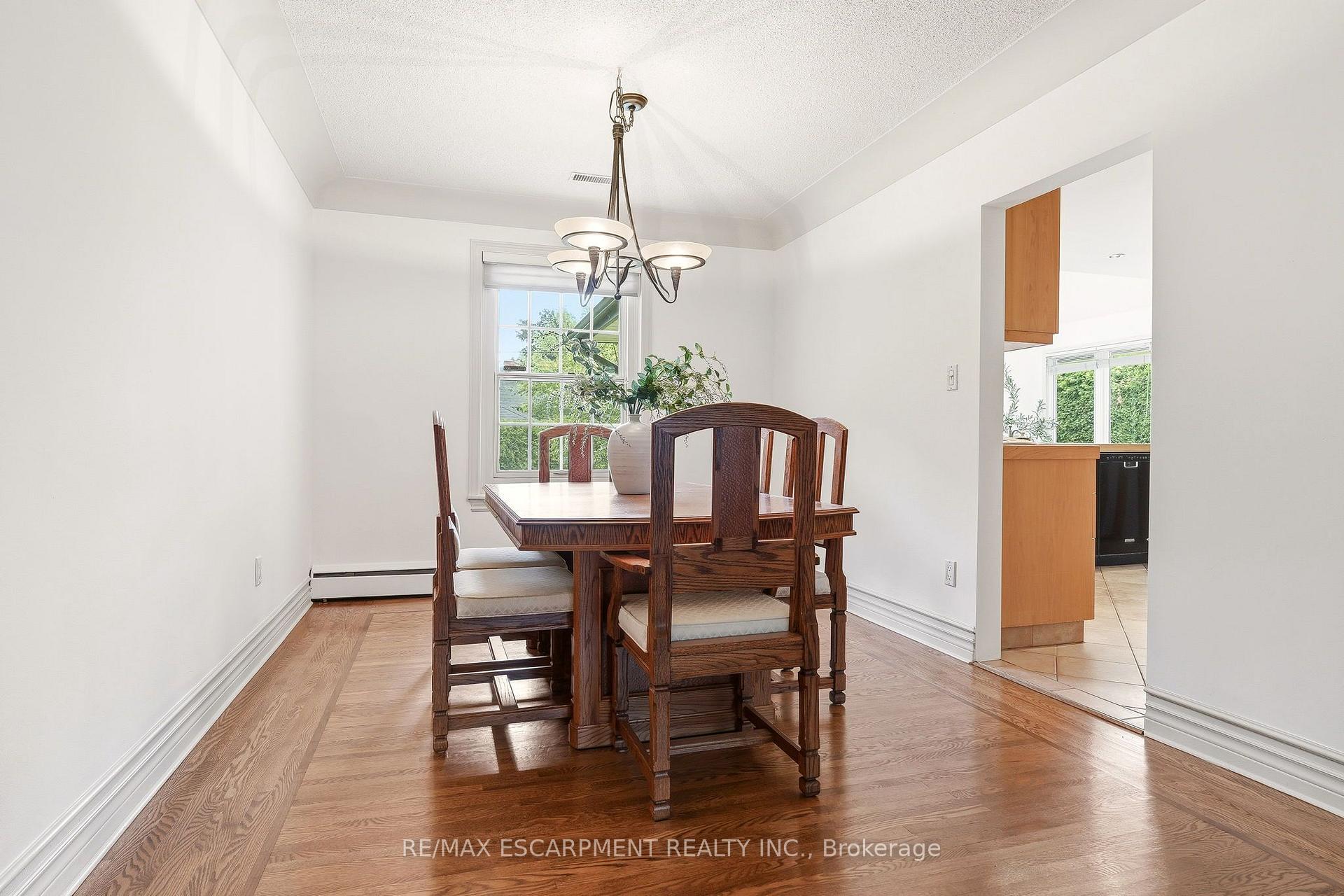 Photo 11 of 27 Brentwood Drive, Hamilton, Stoney Creek — HOMEH