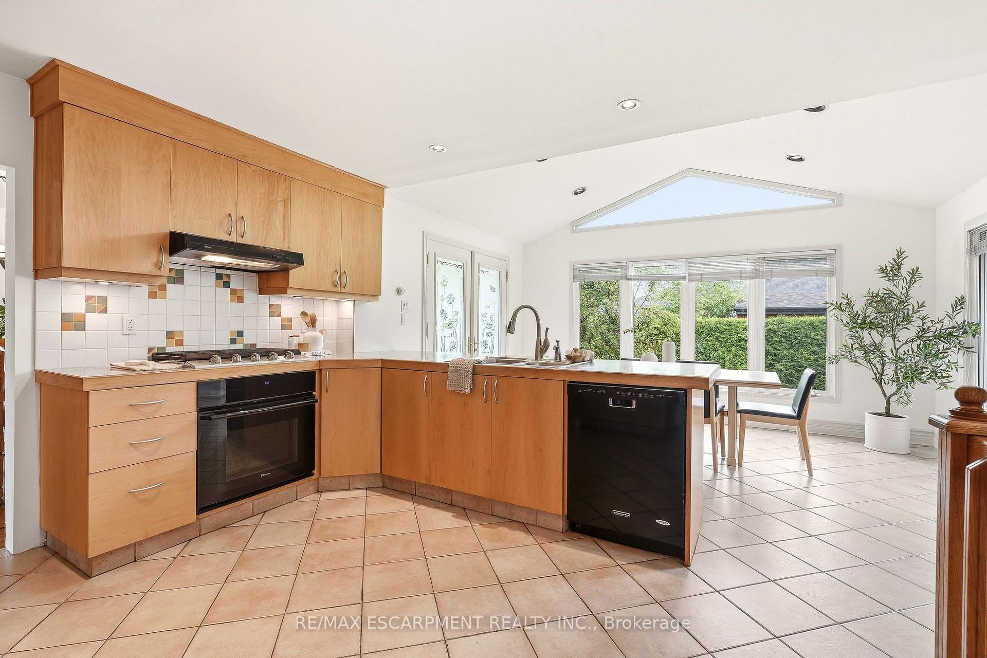 Photo 12 of 27 Brentwood Drive, Hamilton, Stoney Creek — HOMEH