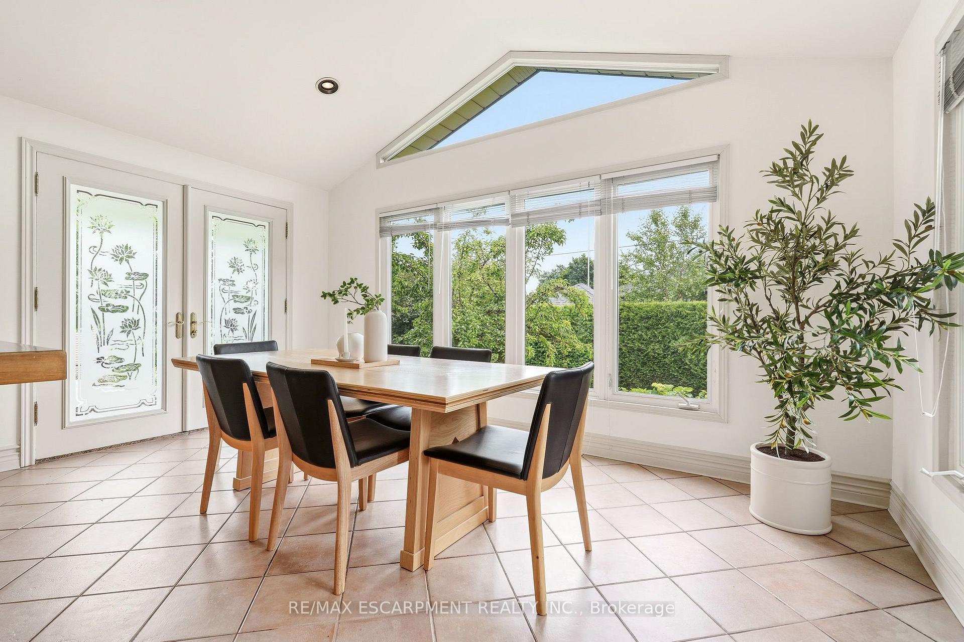 Photo 13 of 27 Brentwood Drive, Hamilton, Stoney Creek — HOMEH