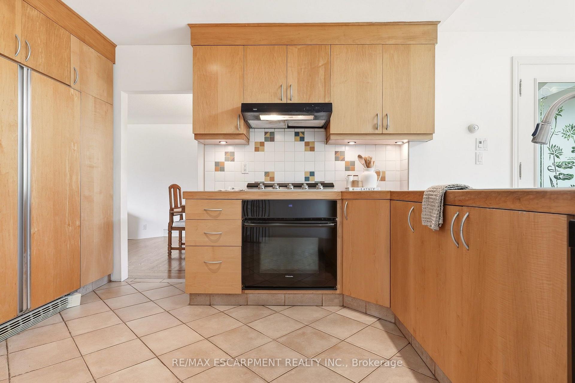 Photo 15 of 27 Brentwood Drive, Hamilton, Stoney Creek — HOMEH