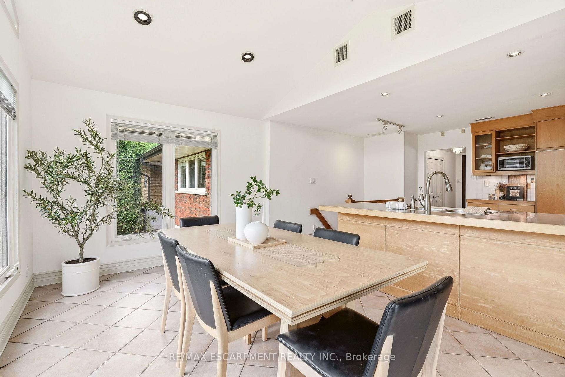 Photo 17 of 27 Brentwood Drive, Hamilton, Stoney Creek — HOMEH