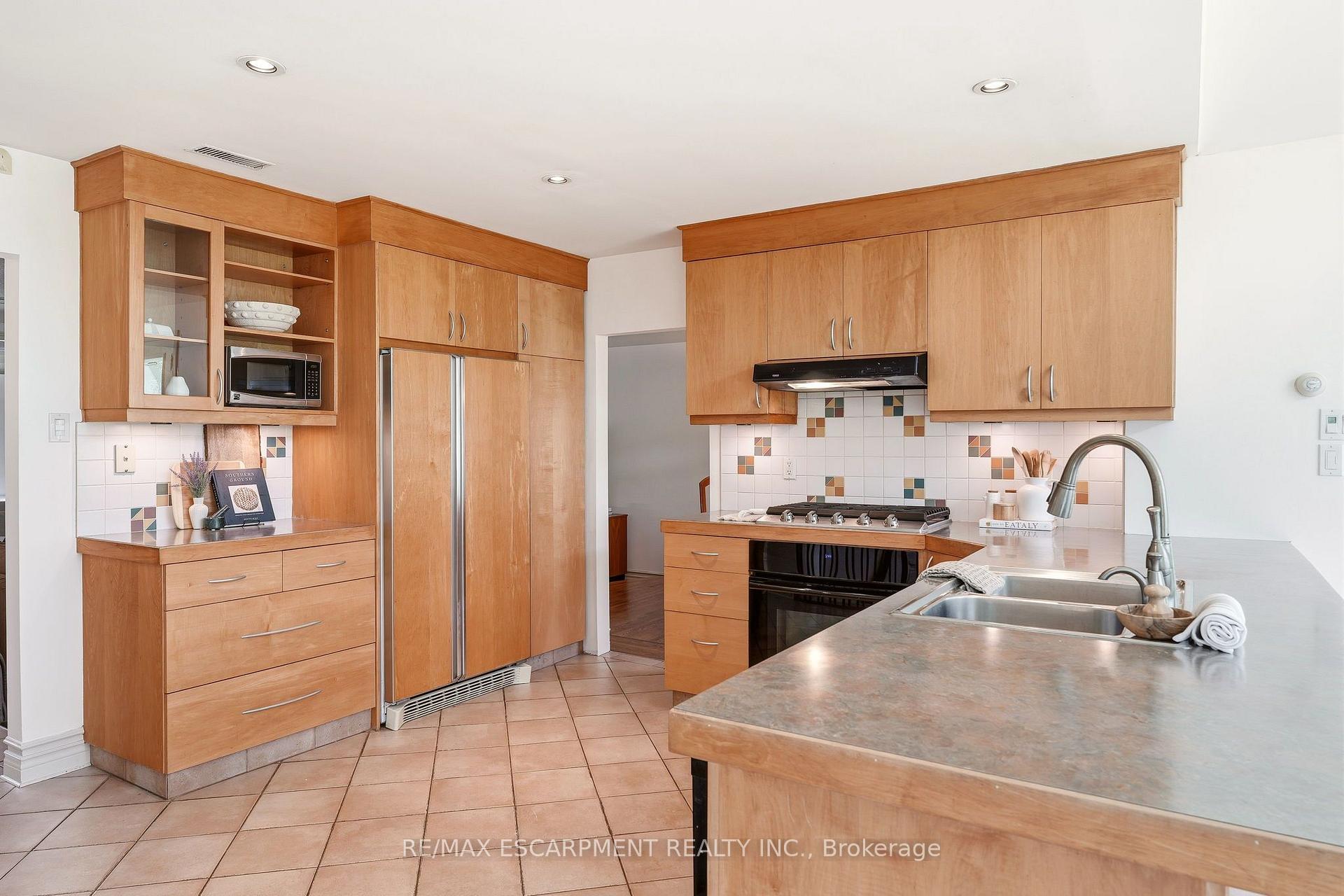Photo 19 of 27 Brentwood Drive, Hamilton, Stoney Creek — HOMEH