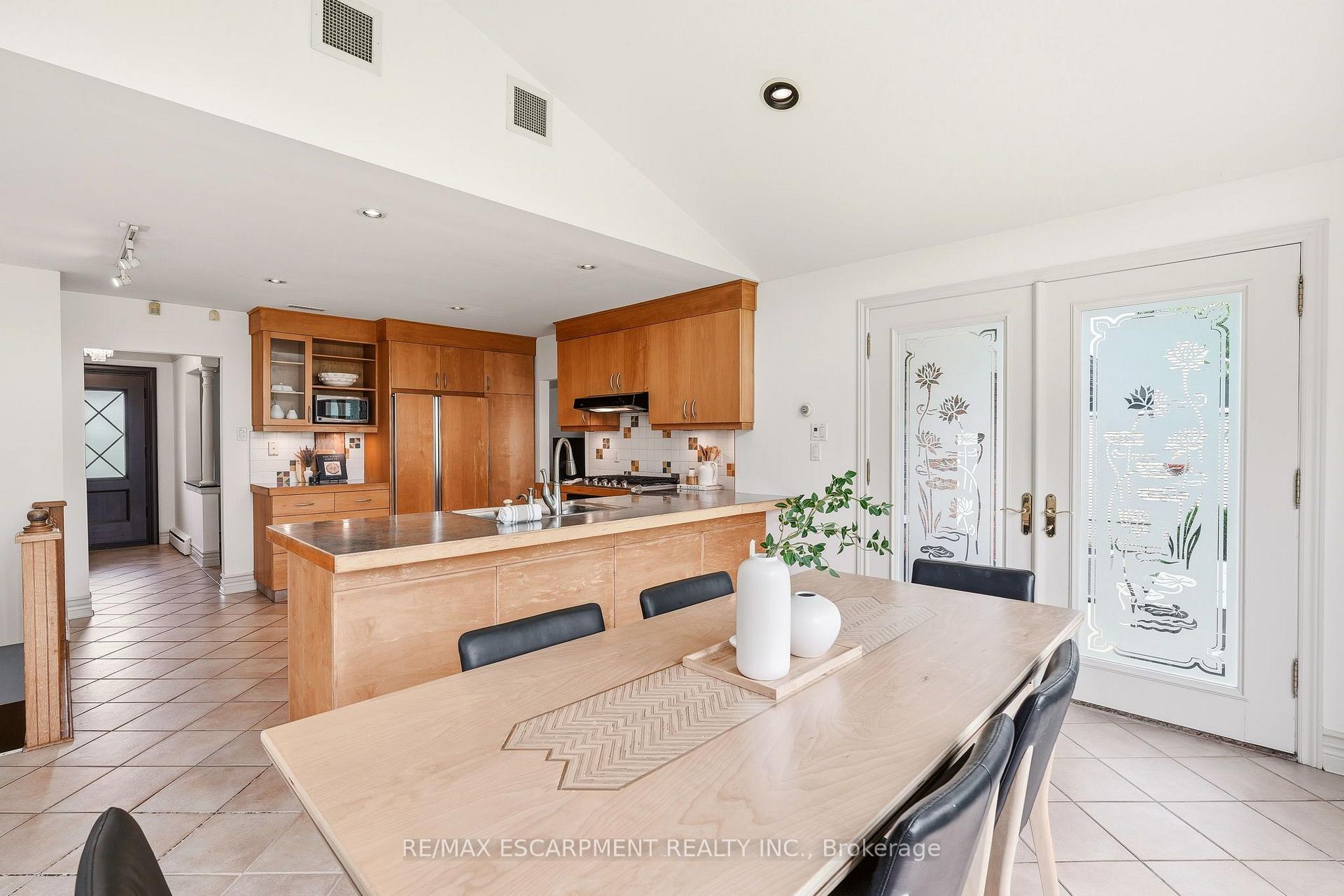 Photo 20 of 27 Brentwood Drive, Hamilton, Stoney Creek — HOMEH