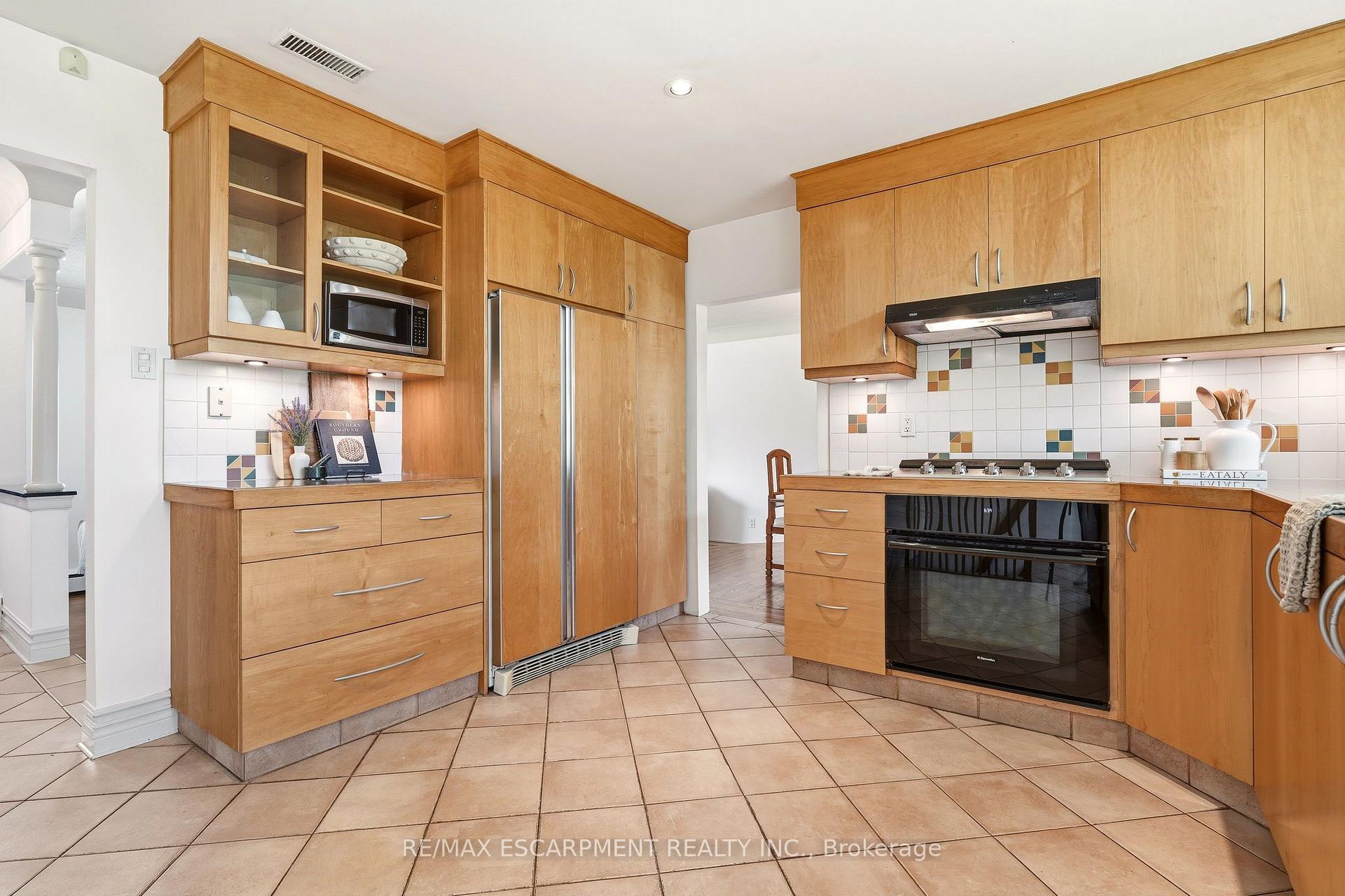 Photo 21 of 27 Brentwood Drive, Hamilton, Stoney Creek — HOMEH