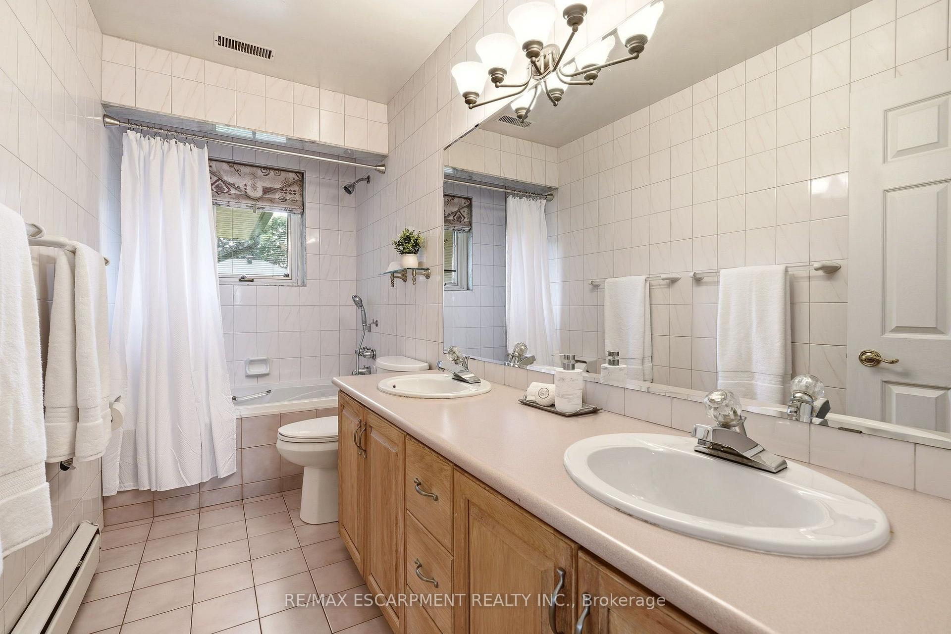 Photo 28 of 27 Brentwood Drive, Hamilton, Stoney Creek — HOMEH