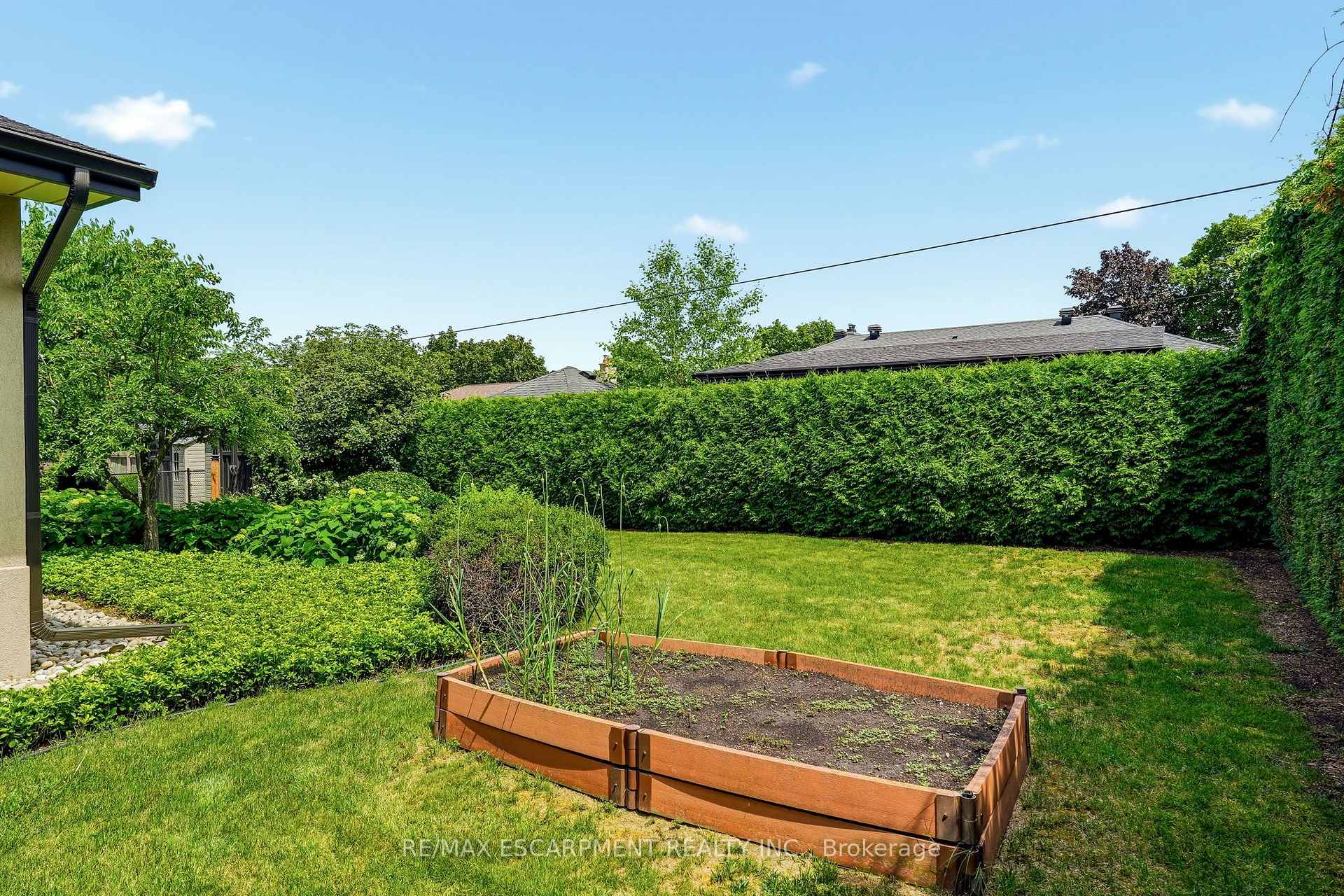 Photo 41 of 27 Brentwood Drive, Hamilton, Stoney Creek — HOMEH