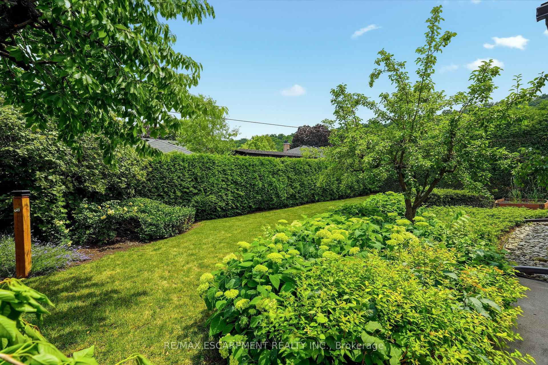 Photo 43 of 27 Brentwood Drive, Hamilton, Stoney Creek — HOMEH