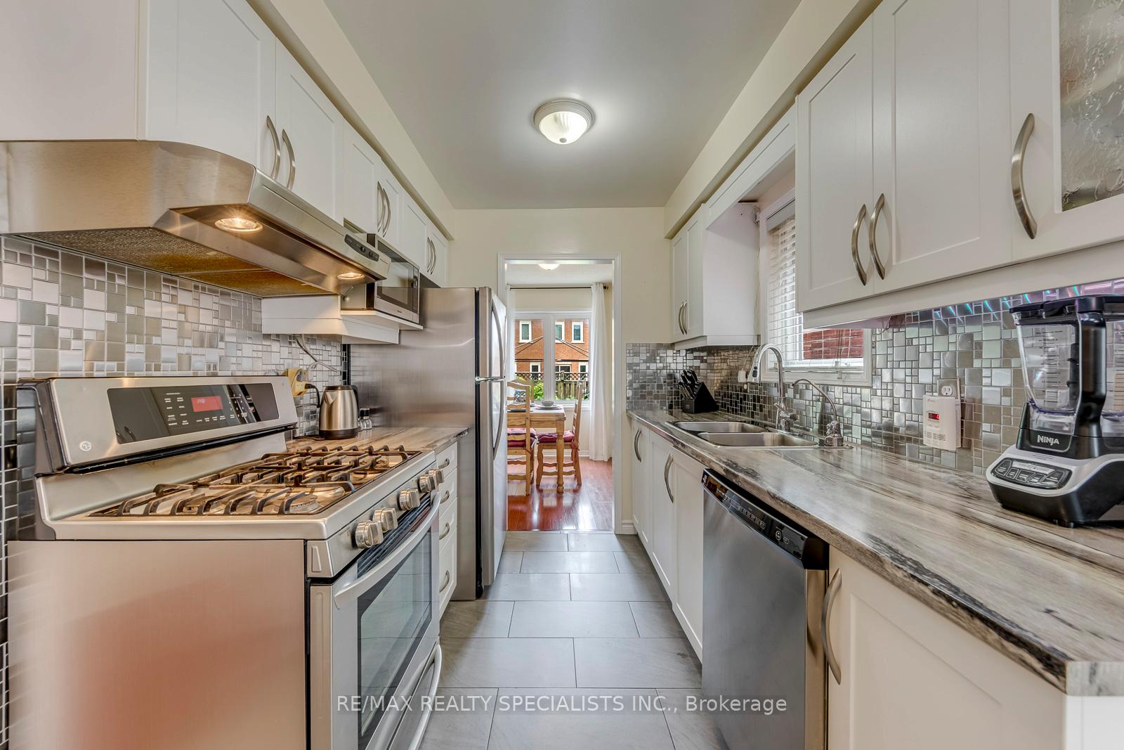 Photo 15 of 40 Mannel Crescent, Brampton, Fletcher's West — HOMEH