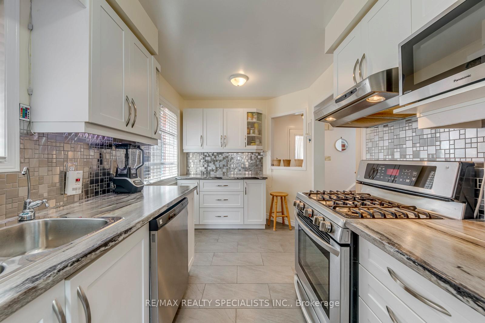 Photo 18 of 40 Mannel Crescent, Brampton, Fletcher's West — HOMEH