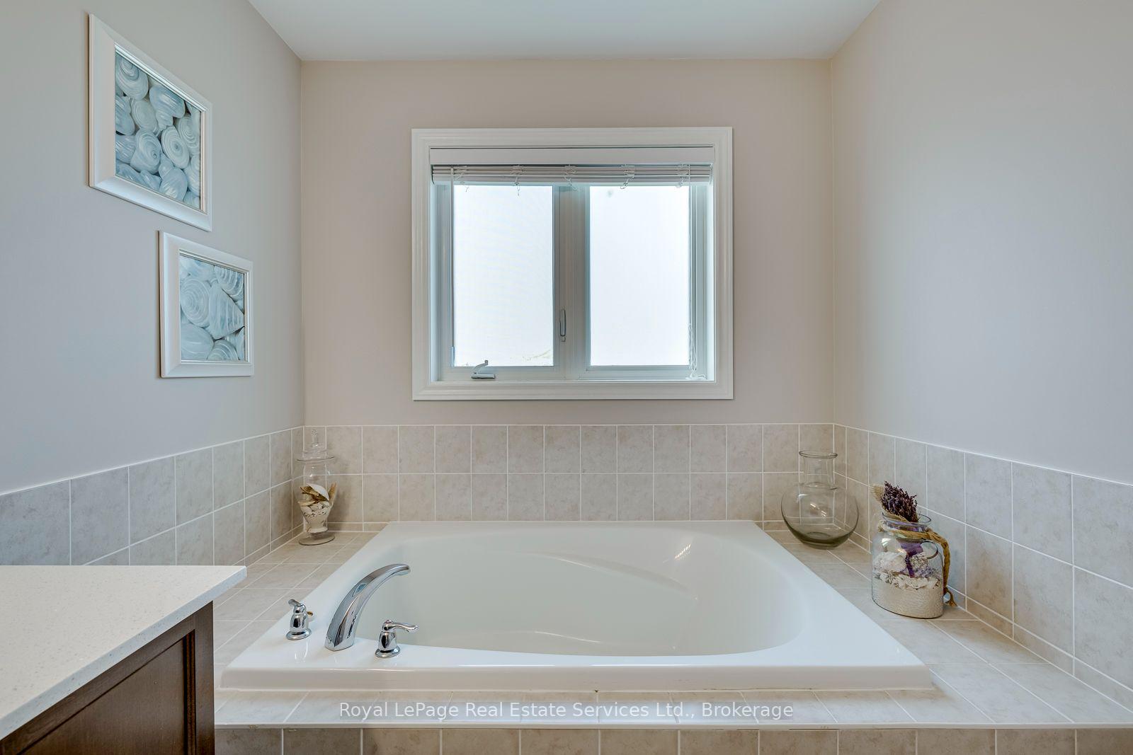 Photo 18 of 23 Diamond Leaf Lane, Halton Hills, Georgetown — HOMEH