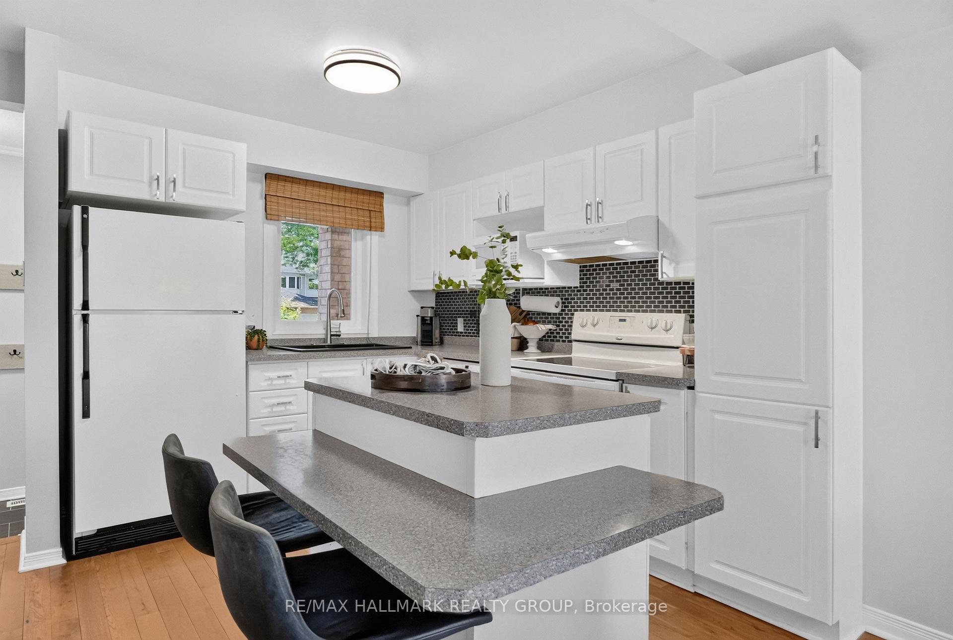 Photo 5 of 433 Lawler Crescent, Ottawa, Chatelaine Village — HOMEH