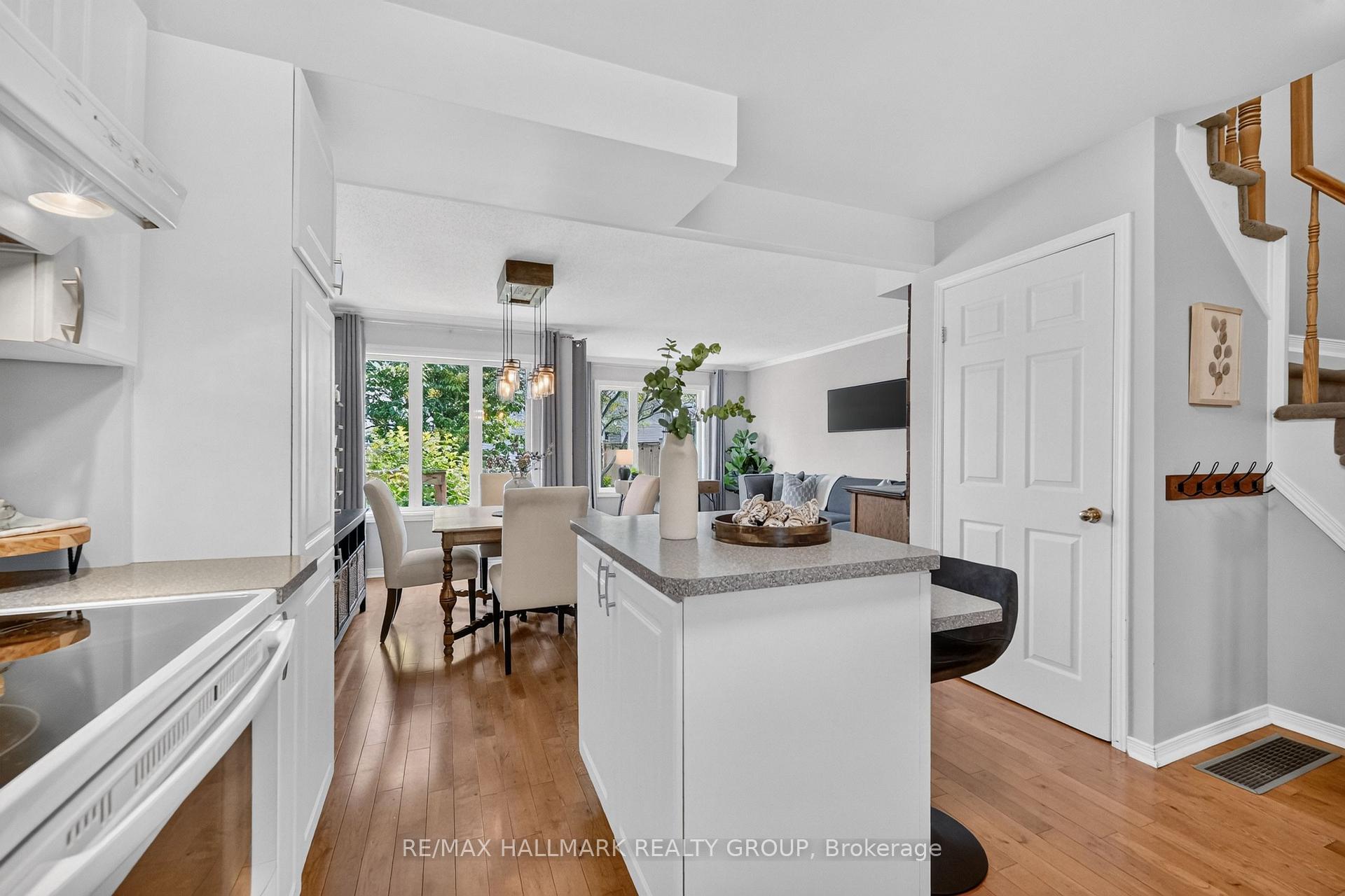 Photo 7 of 433 Lawler Crescent, Ottawa, Chatelaine Village — HOMEH