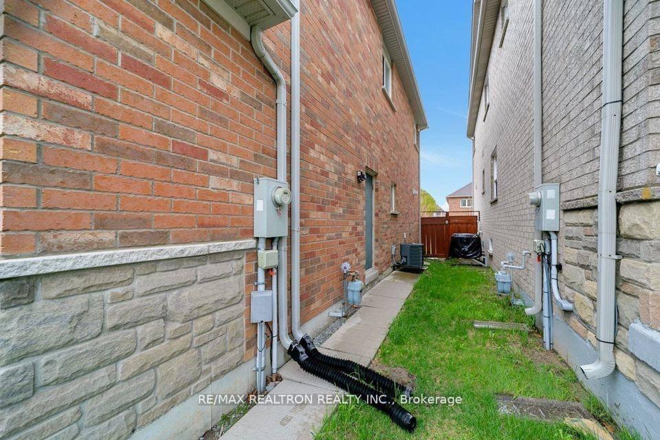 Photo 2 of Unit 2 Bed Basement, 28 Hartwell Way, Aurora, Bayview Northeast — HOMEH