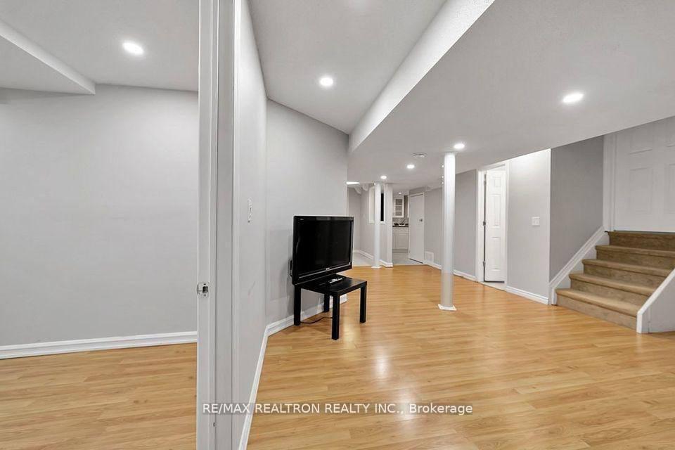 Photo 6 of Unit 2 Bed Basement, 28 Hartwell Way, Aurora, Bayview Northeast — HOMEH