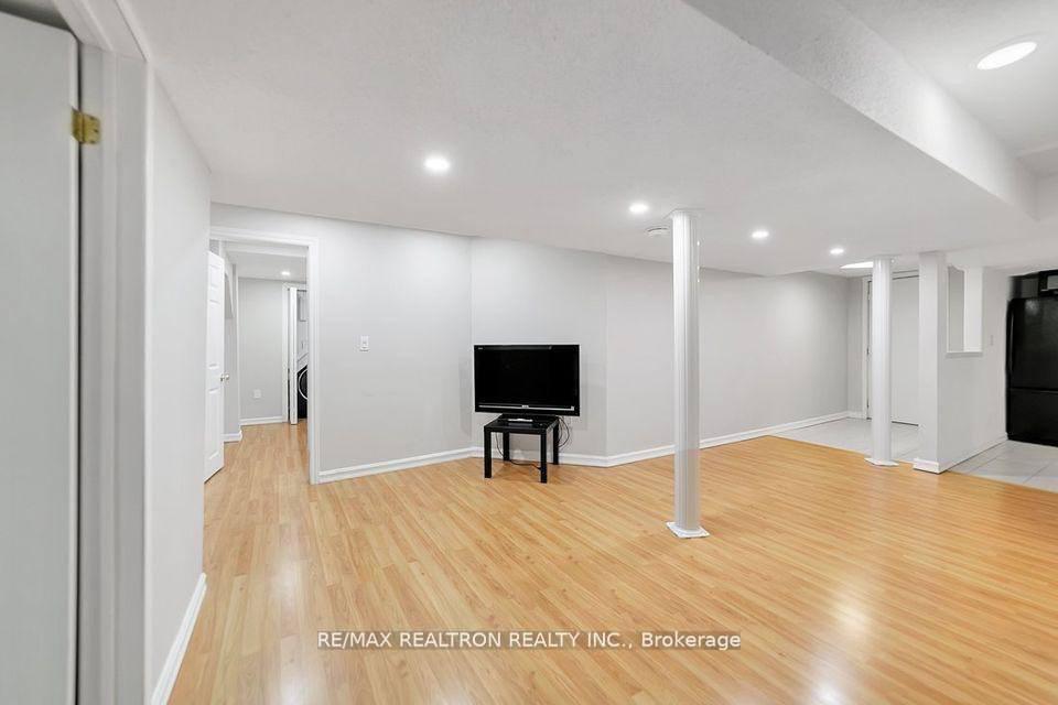 Photo 9 of Unit 2 Bed Basement, 28 Hartwell Way, Aurora, Bayview Northeast — HOMEH