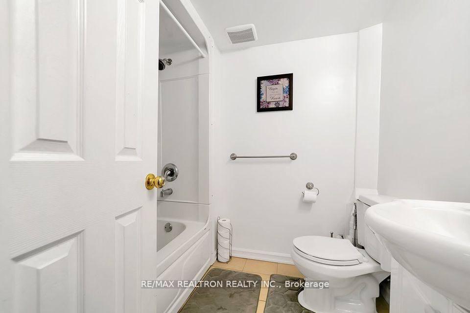 Photo 10 of Unit 2 Bed Basement, 28 Hartwell Way, Aurora, Bayview Northeast — HOMEH