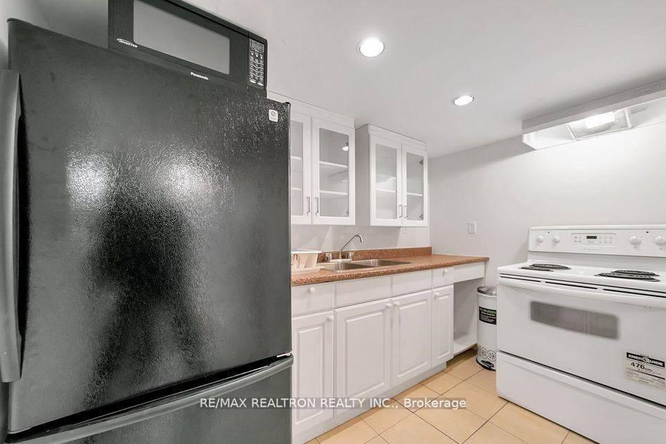 Photo 12 of Unit 2 Bed Basement, 28 Hartwell Way, Aurora, Bayview Northeast — HOMEH