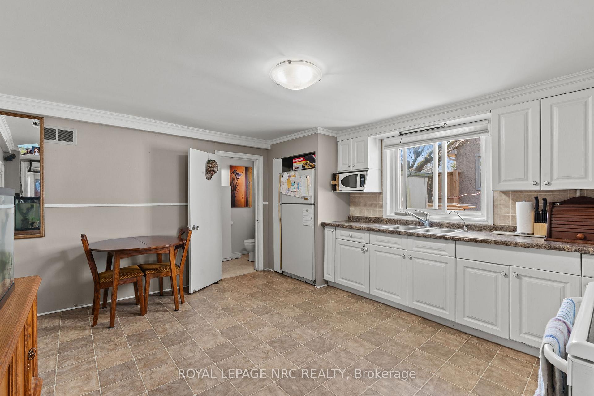 Photo 7 of 42 Leeper Street, St. Catharines, Western Hill — HOMEH
