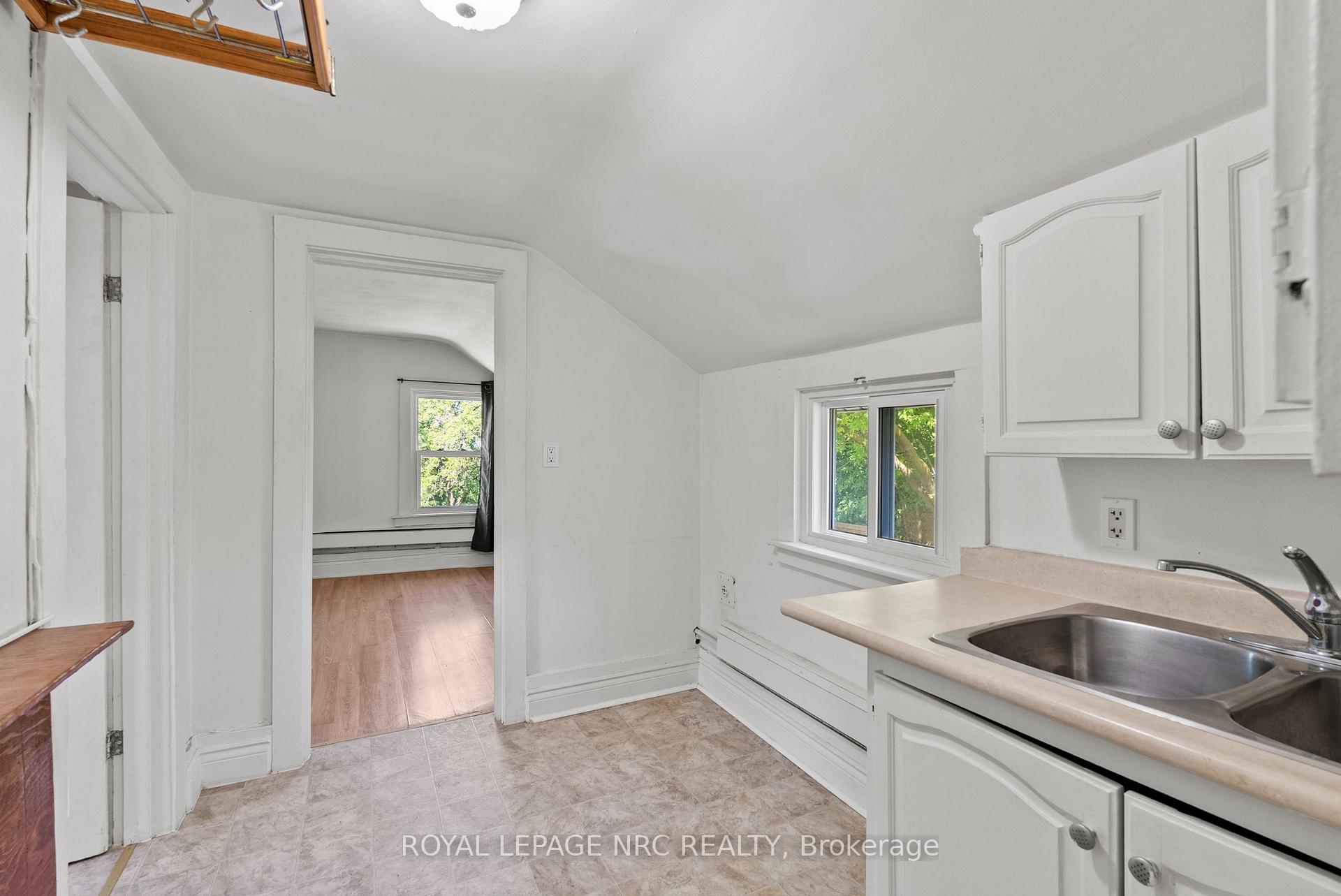 Photo 22 of 42 Leeper Street, St. Catharines, Western Hill — HOMEH
