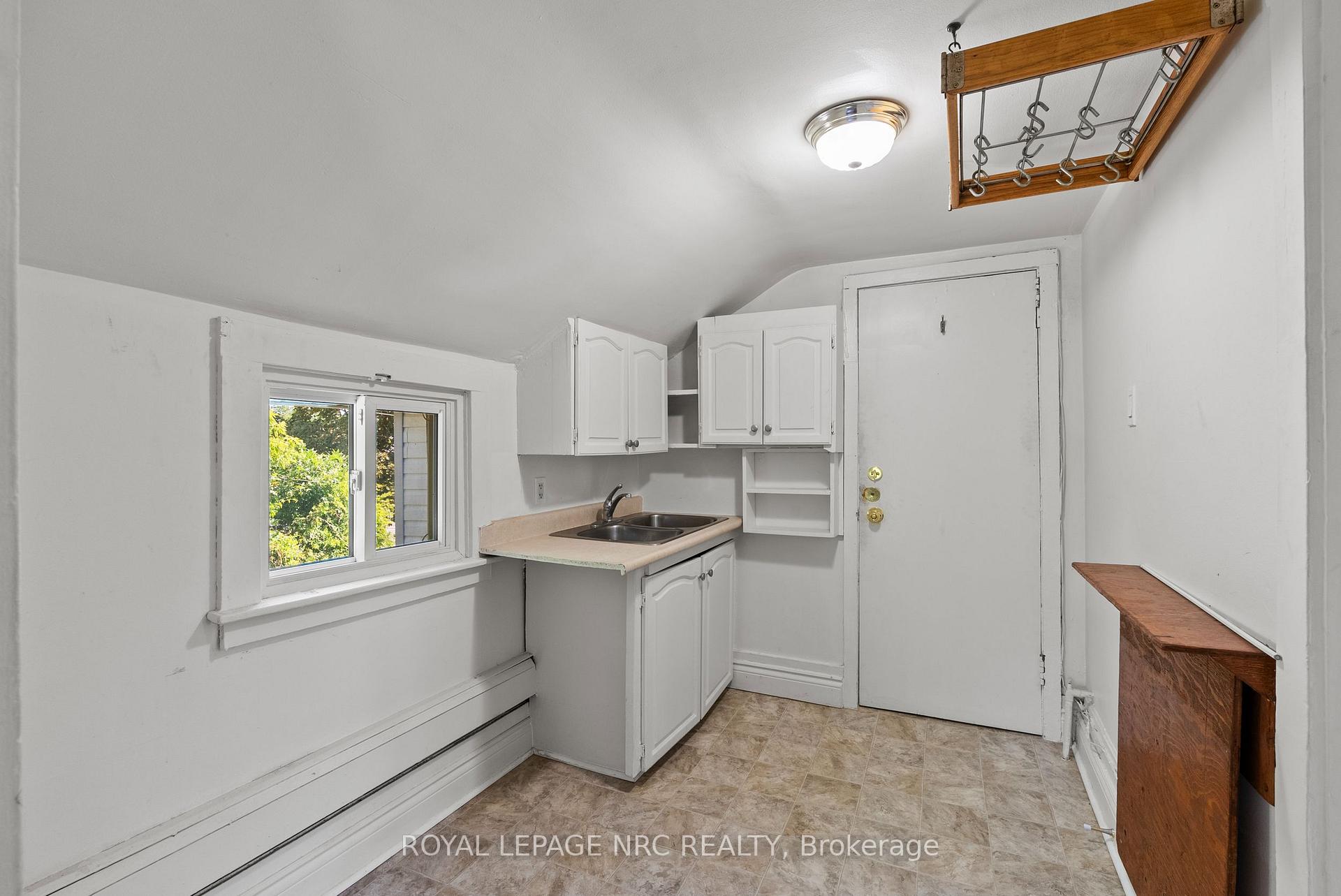 Photo 23 of 42 Leeper Street, St. Catharines, Western Hill — HOMEH