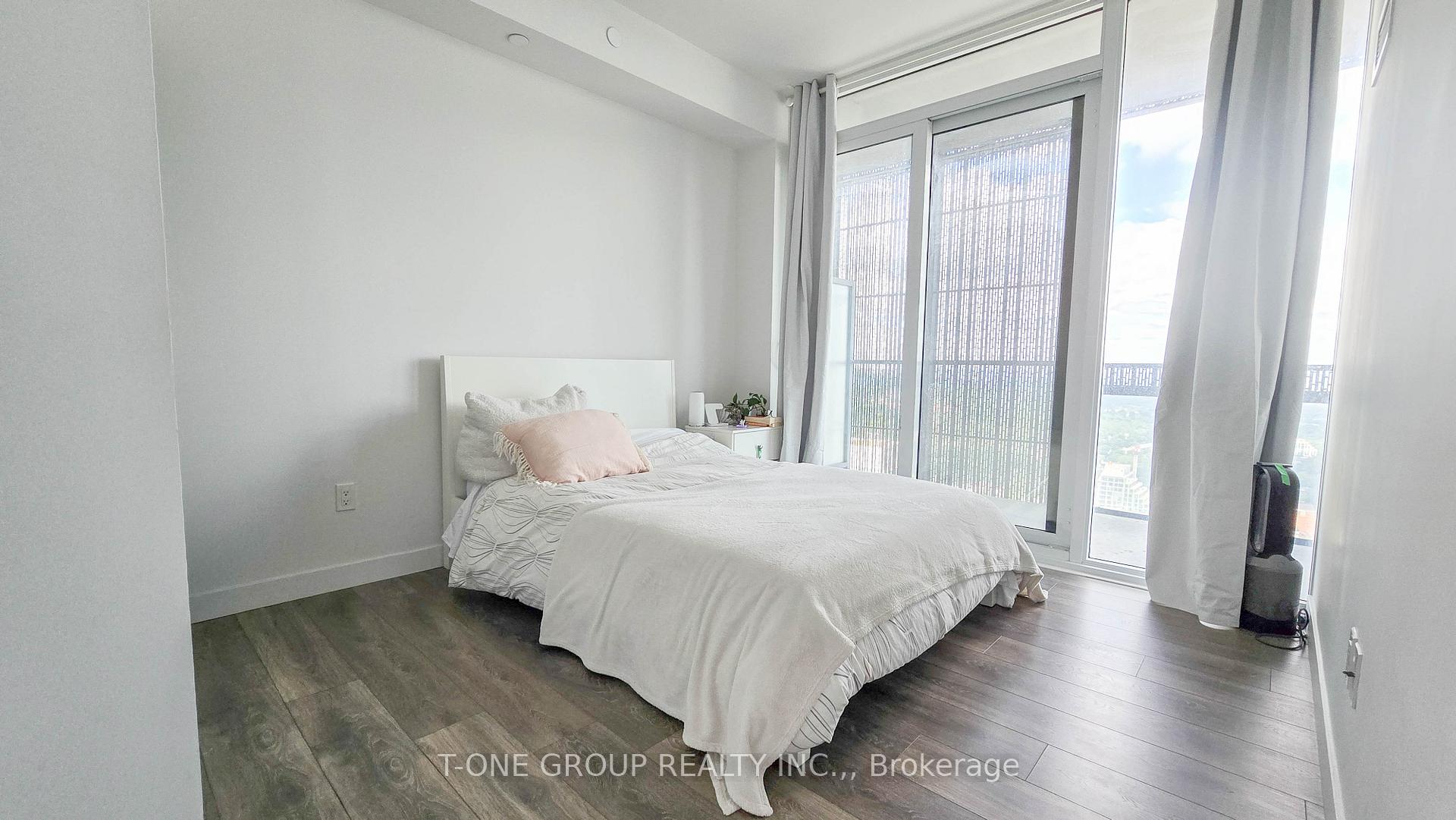 Photo 3 of Unit 4208, 8 Eglinton Avenue E, Toronto, Yonge-Eglinton — HOMEH