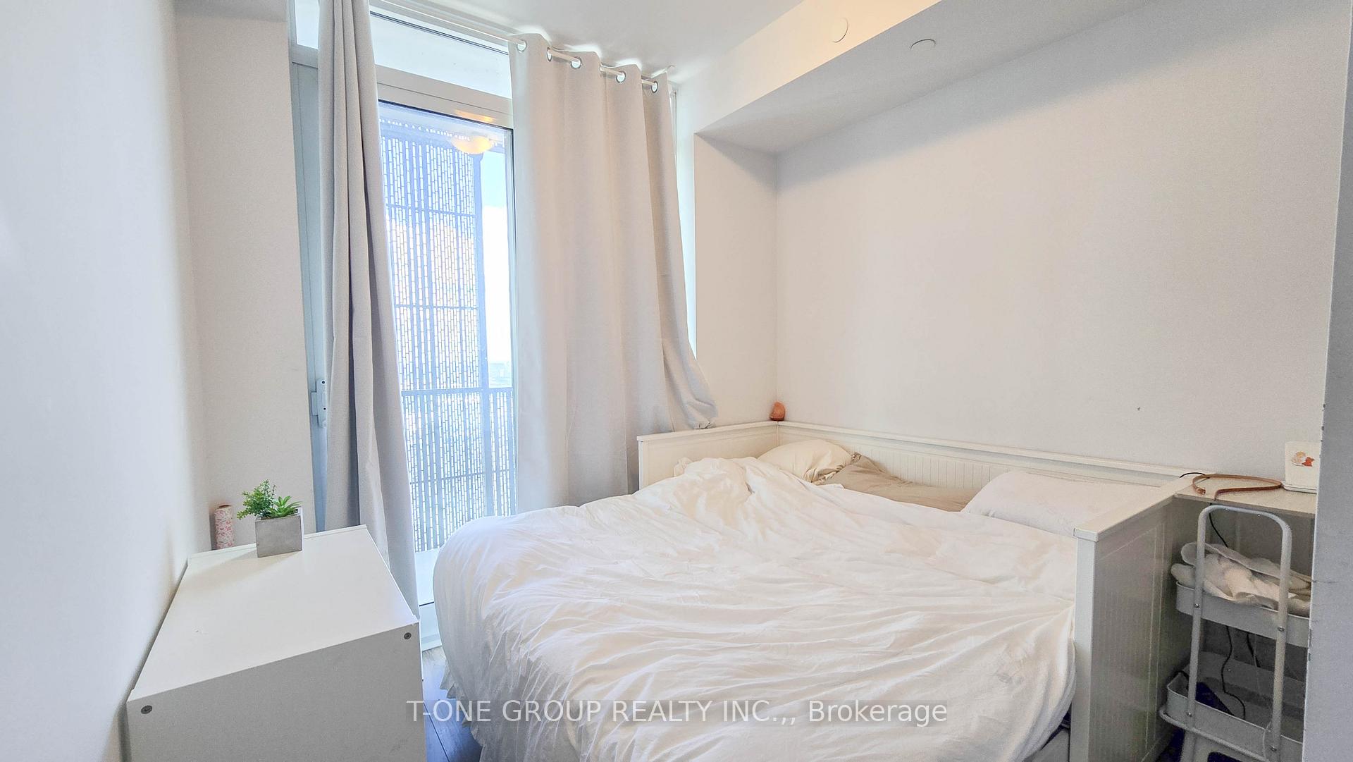 Photo 5 of Unit 4208, 8 Eglinton Avenue E, Toronto, Yonge-Eglinton — HOMEH