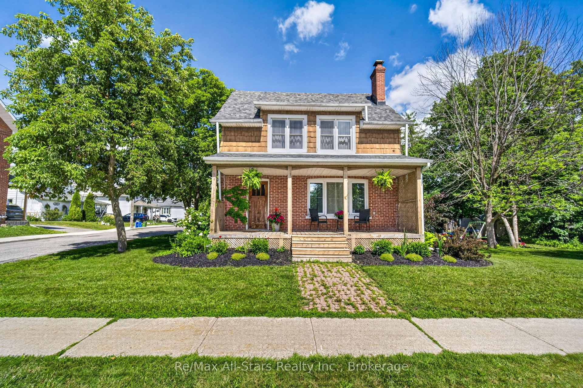 Front of 18 Sturgeon Road N