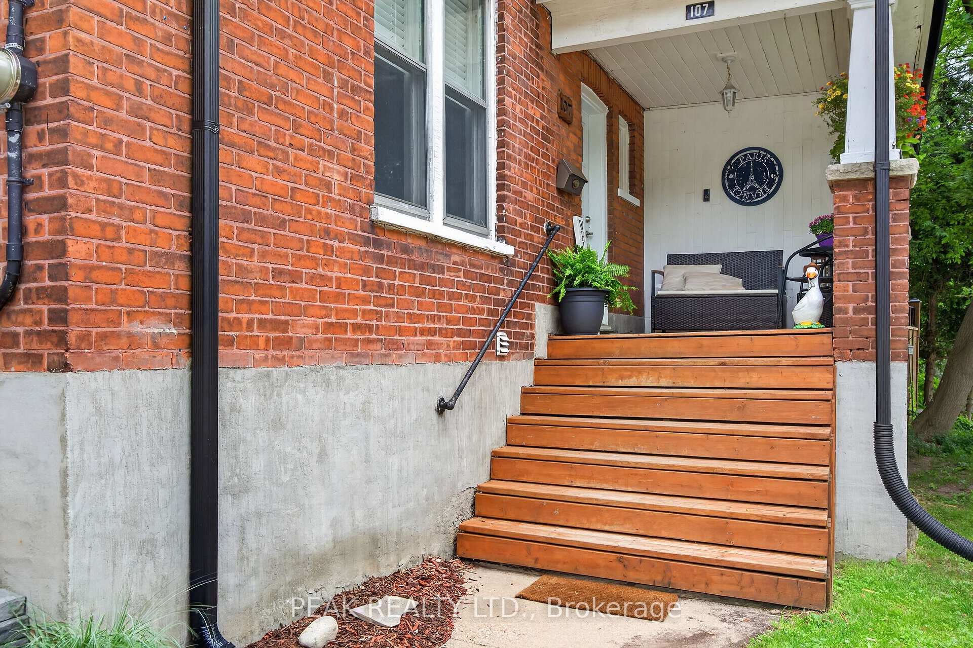 Photo 3 of 107 West River Street, Brant, Paris — HOMEH