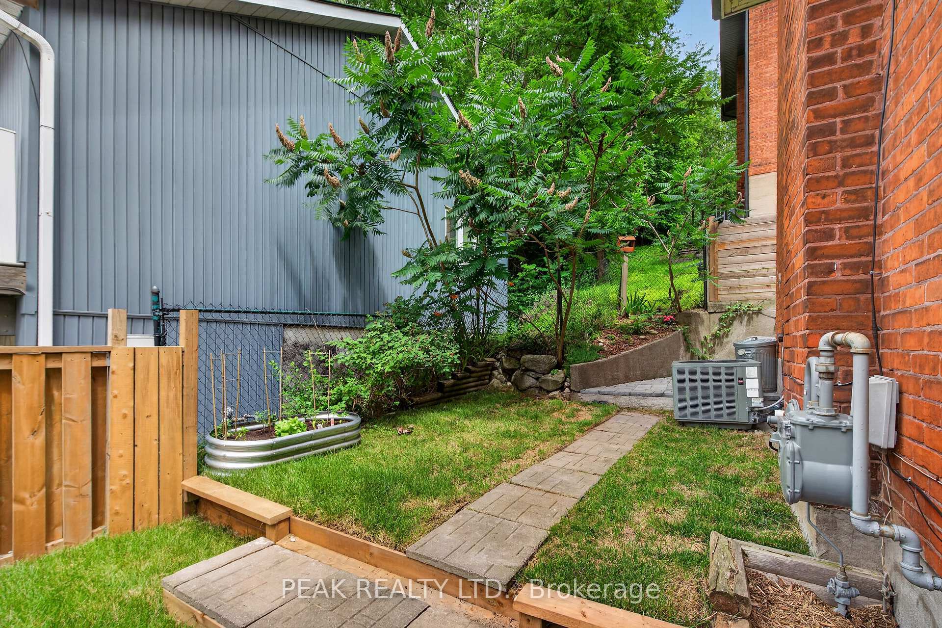 Photo 4 of 107 West River Street, Brant, Paris — HOMEH