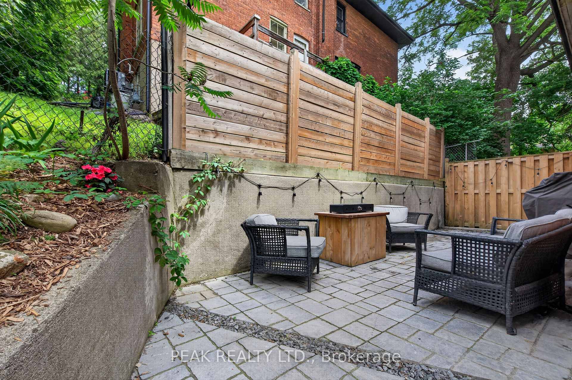 Photo 6 of 107 West River Street, Brant, Paris — HOMEH