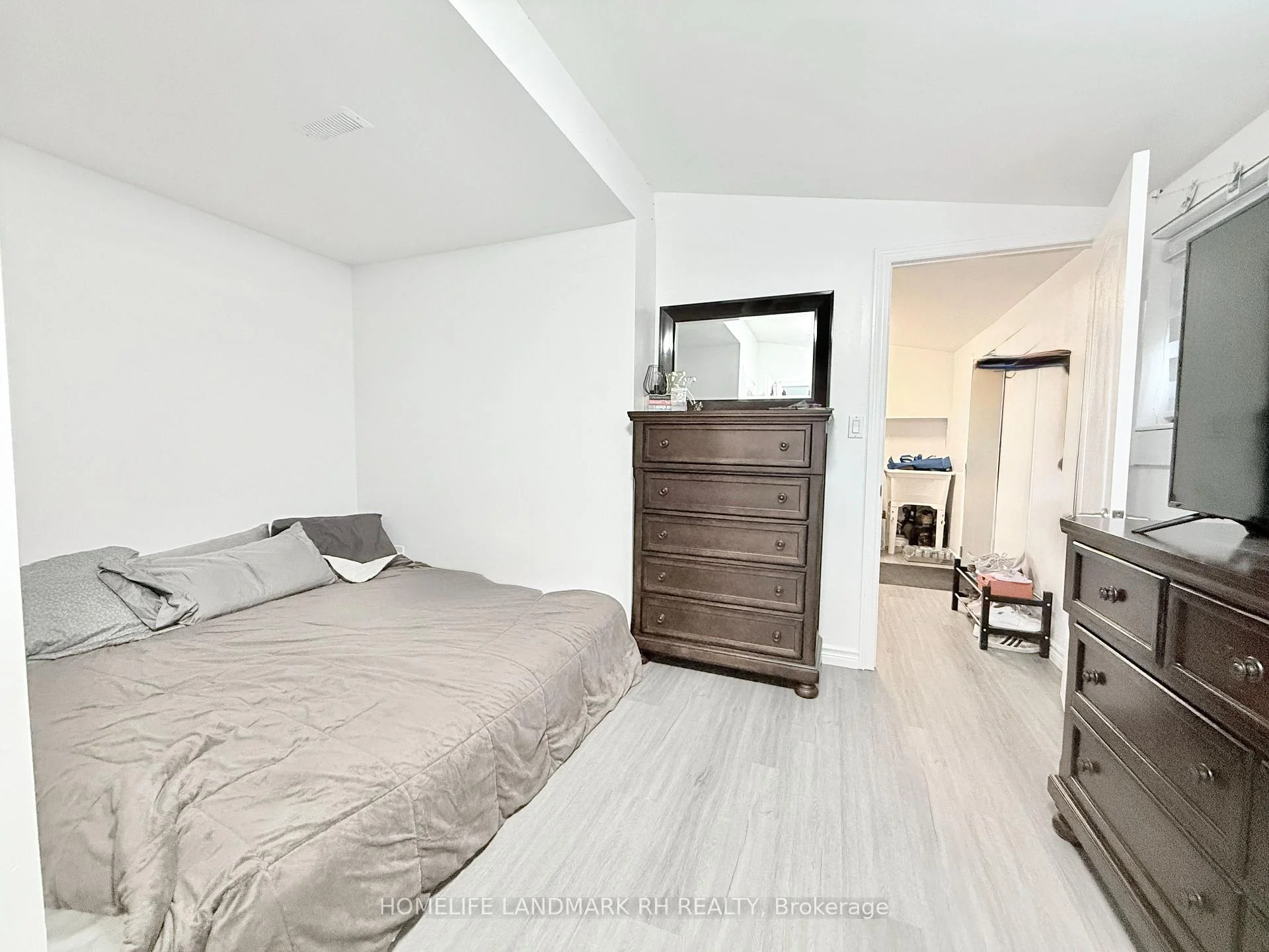Photo 5 of Unit 101, 25066 Commodore Road, Brock, Beaverton — HOMEH