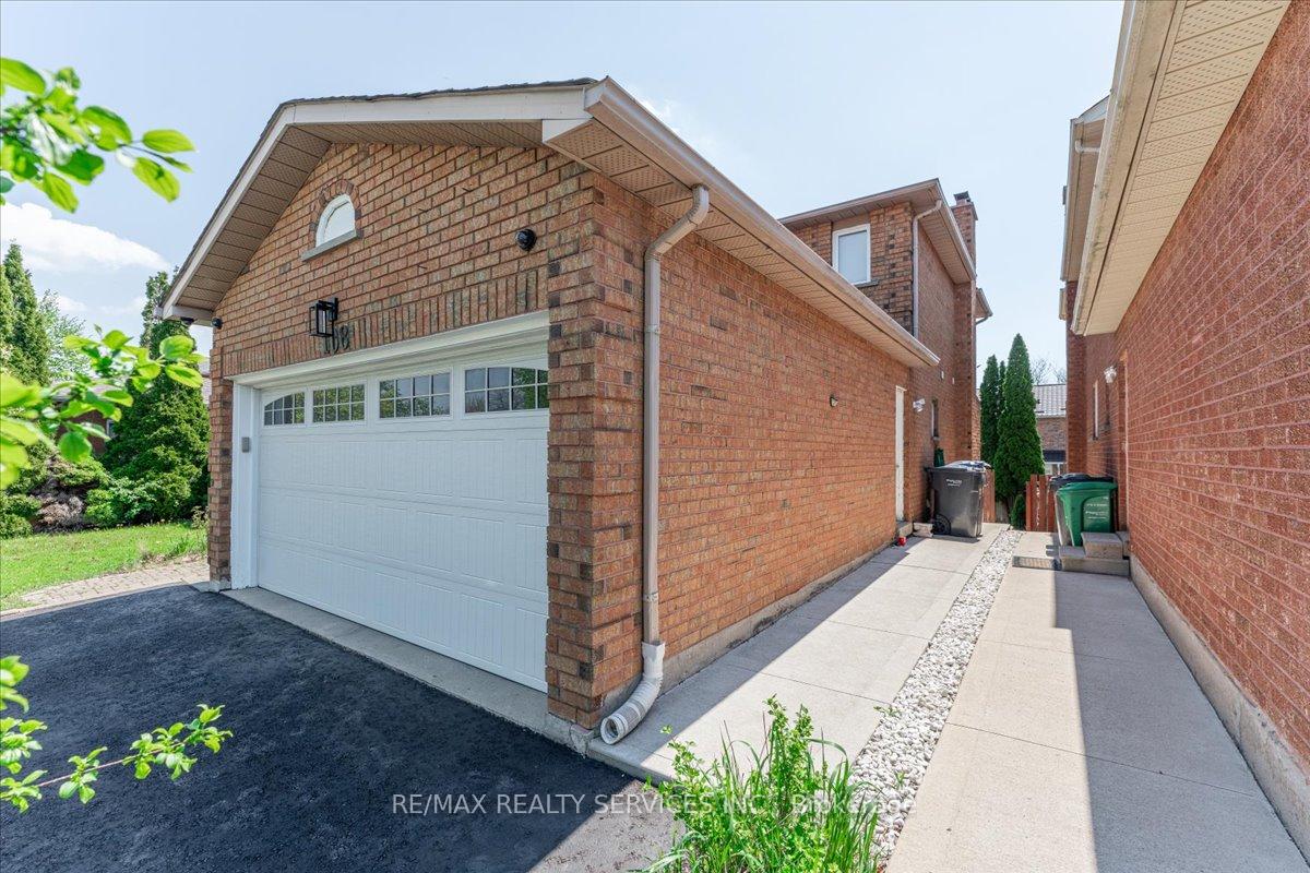 Photo 3 of 108 Candy Crescent, Brampton, Northwood Park — HOMEH