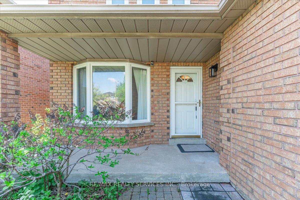 Photo 5 of 108 Candy Crescent, Brampton, Northwood Park — HOMEH