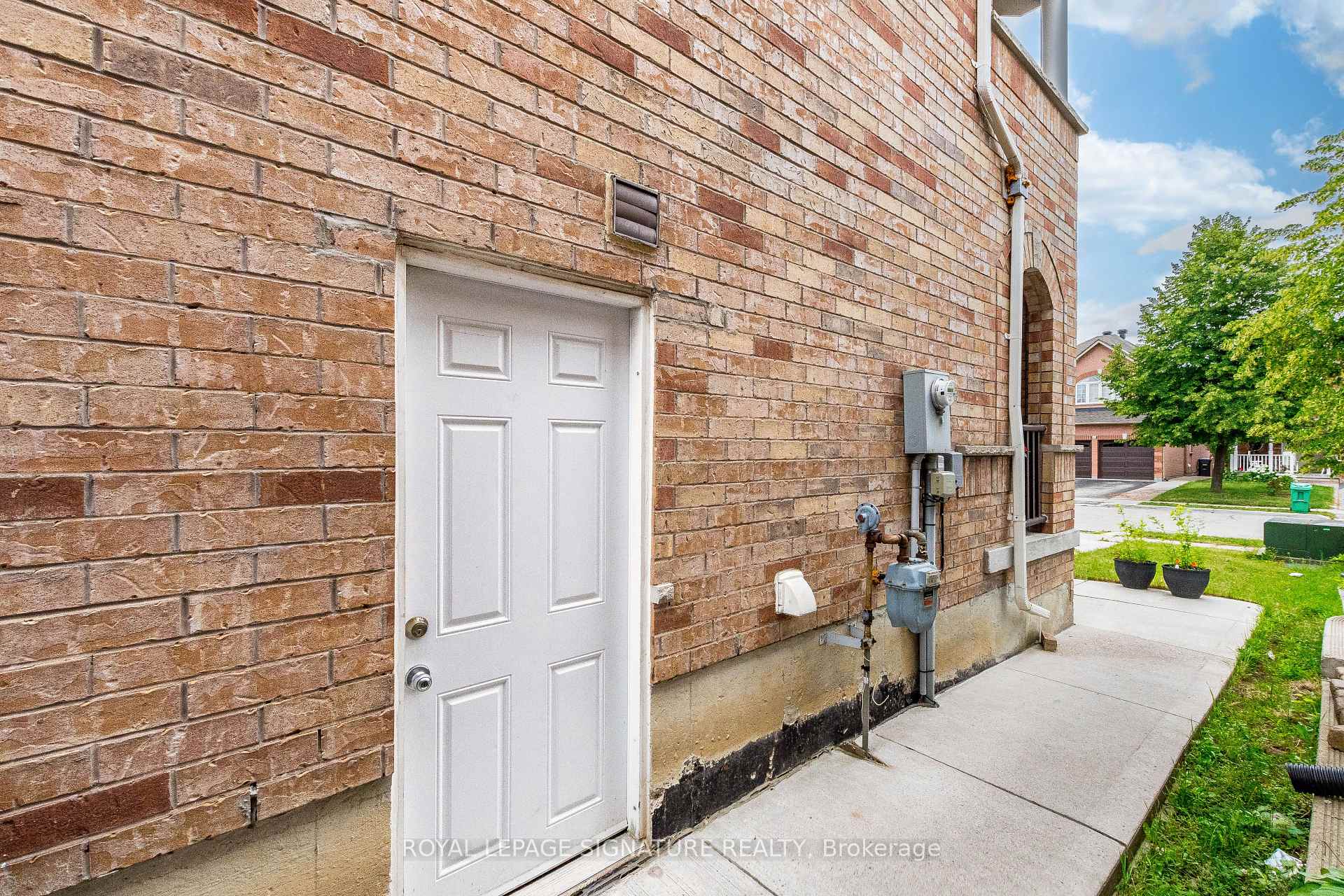 Photo 6 of 35 Whitehouse Crescent, Brampton, Bram East — HOMEH