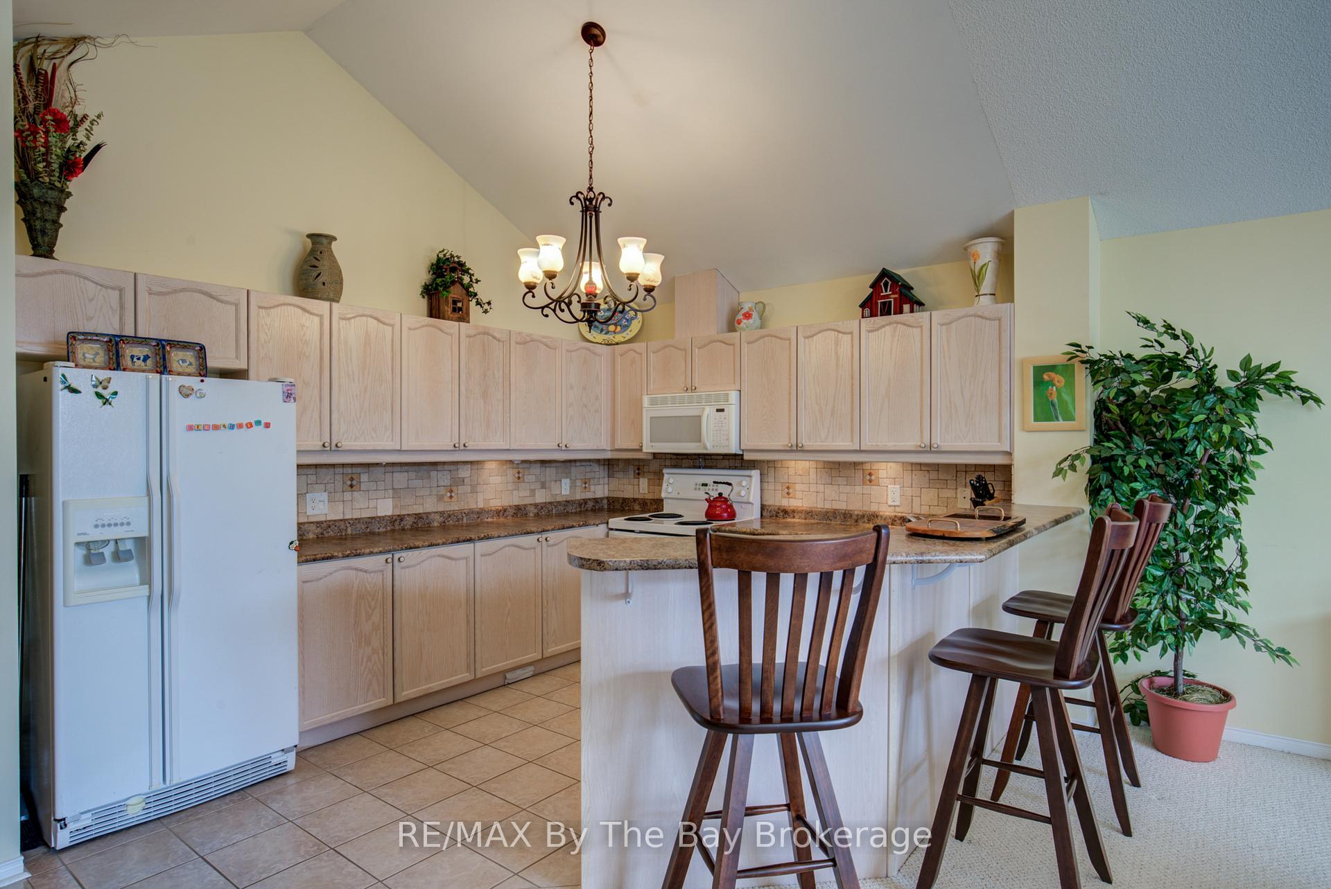 Photo 8 of 32 Green Briar Drive, Collingwood — HOMEH