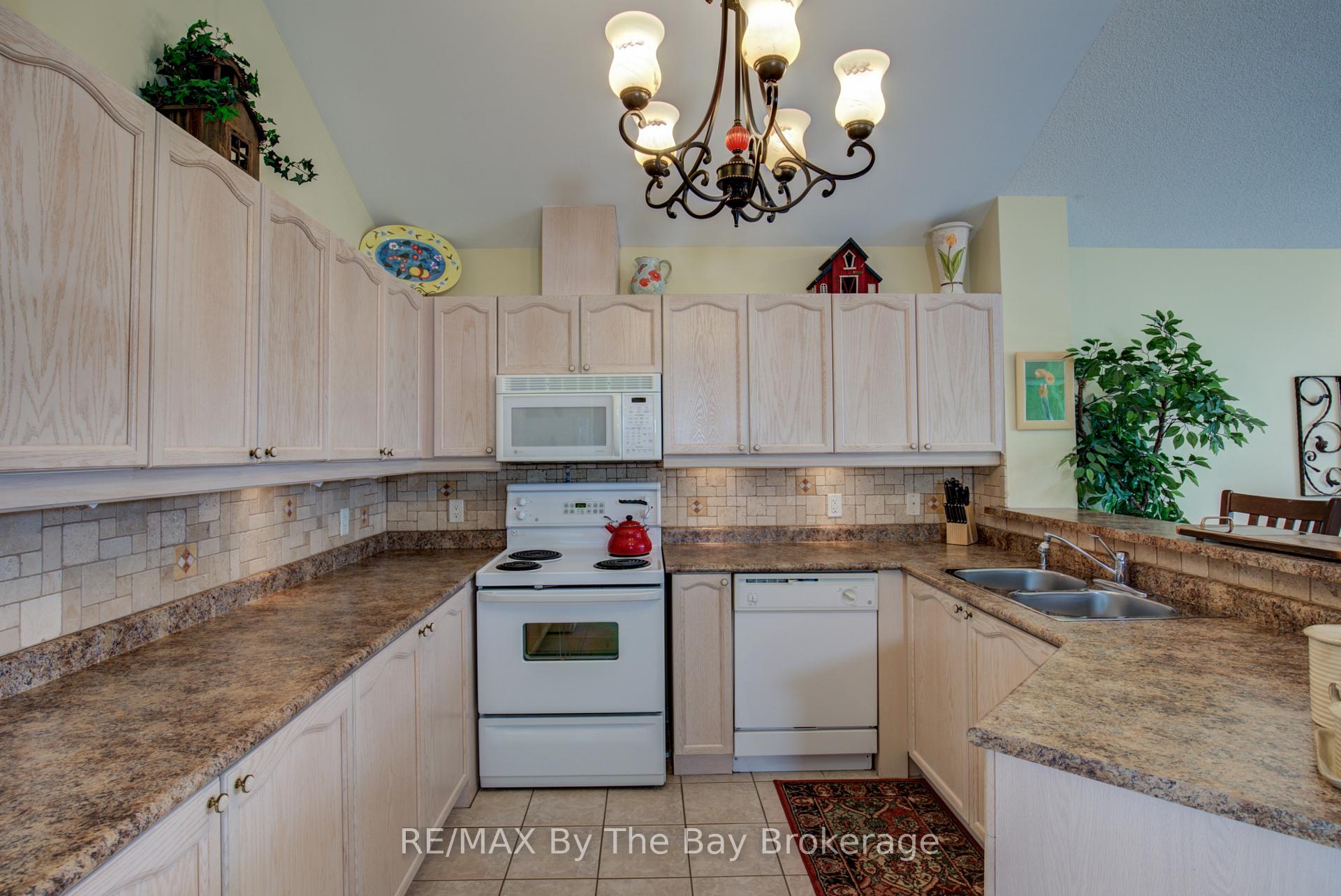 Photo 9 of 32 Green Briar Drive, Collingwood — HOMEH