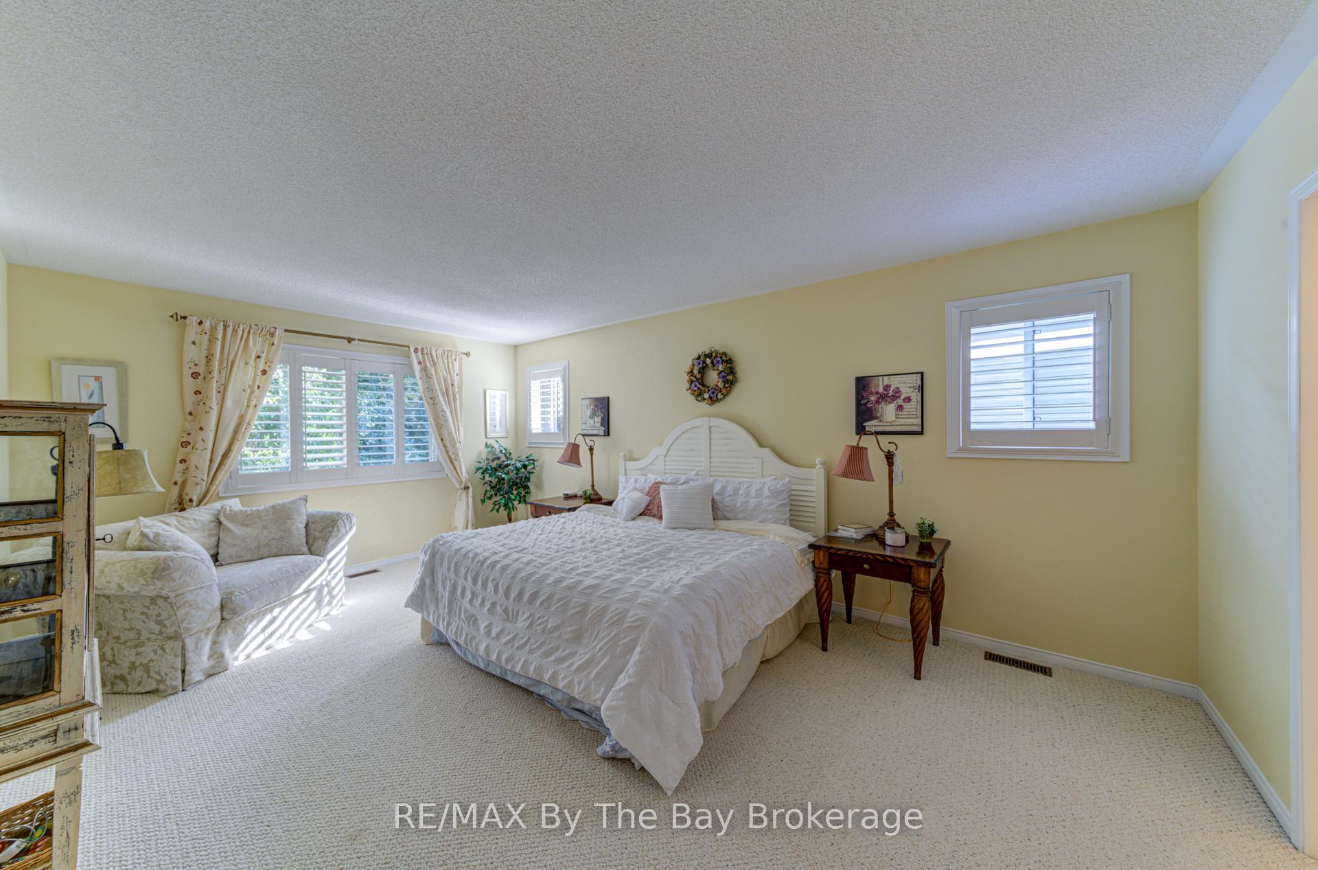 Photo 12 of 32 Green Briar Drive, Collingwood — HOMEH