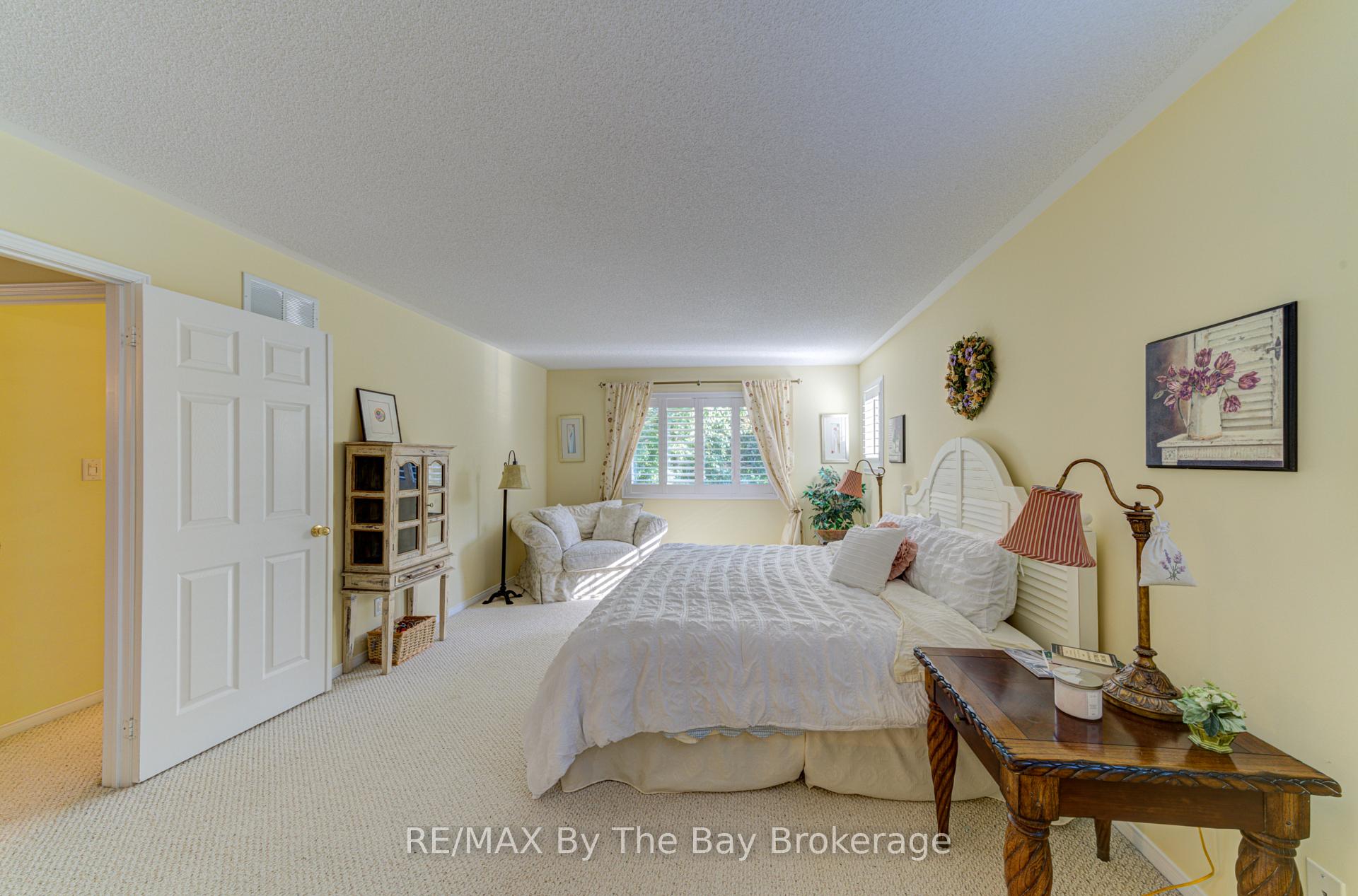 Photo 13 of 32 Green Briar Drive, Collingwood — HOMEH