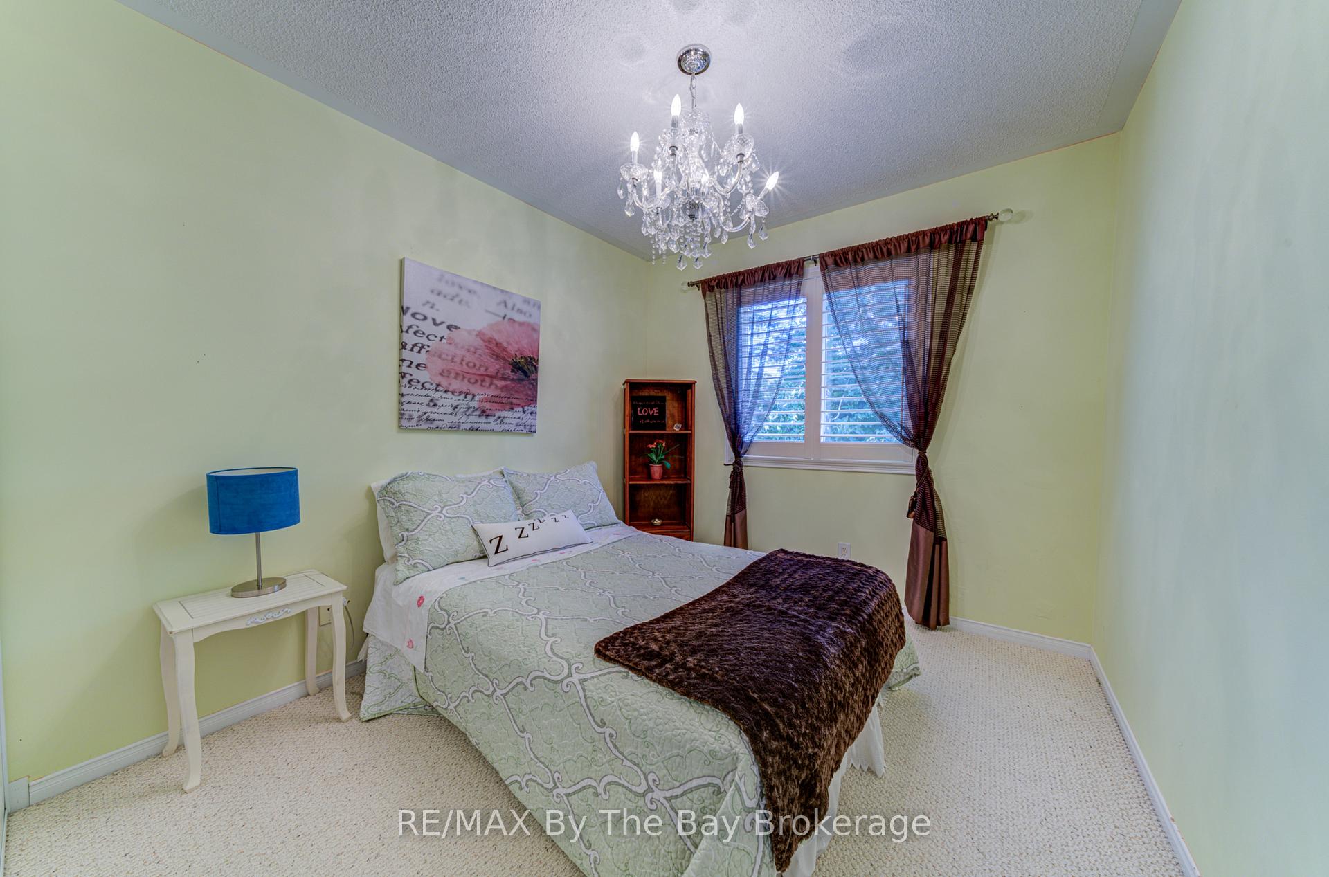 Photo 15 of 32 Green Briar Drive, Collingwood — HOMEH