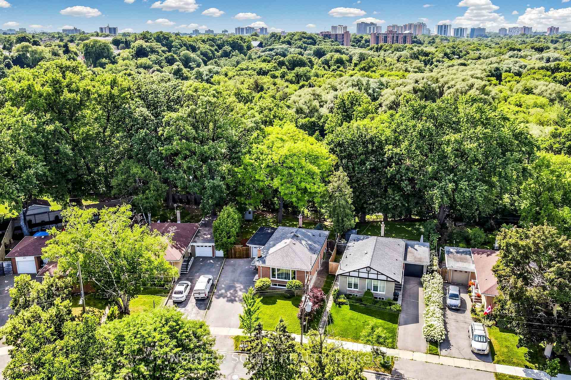 Photo 32 of 263 Thistle Down Boulevard, Etobicoke, Thistletown-Beaumonde Heights — HOMEH
